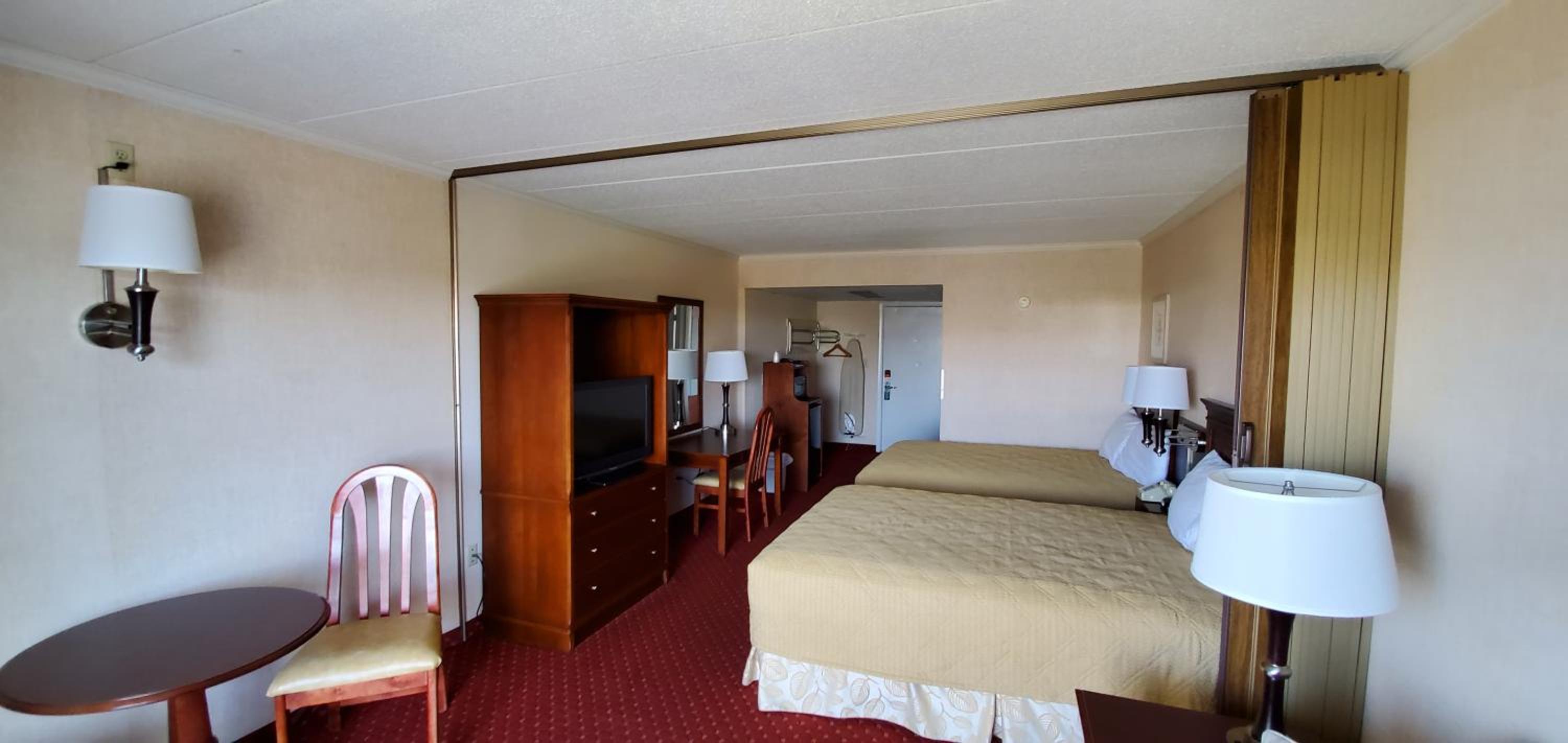 Queen Room with Two Queen Beds photo 2