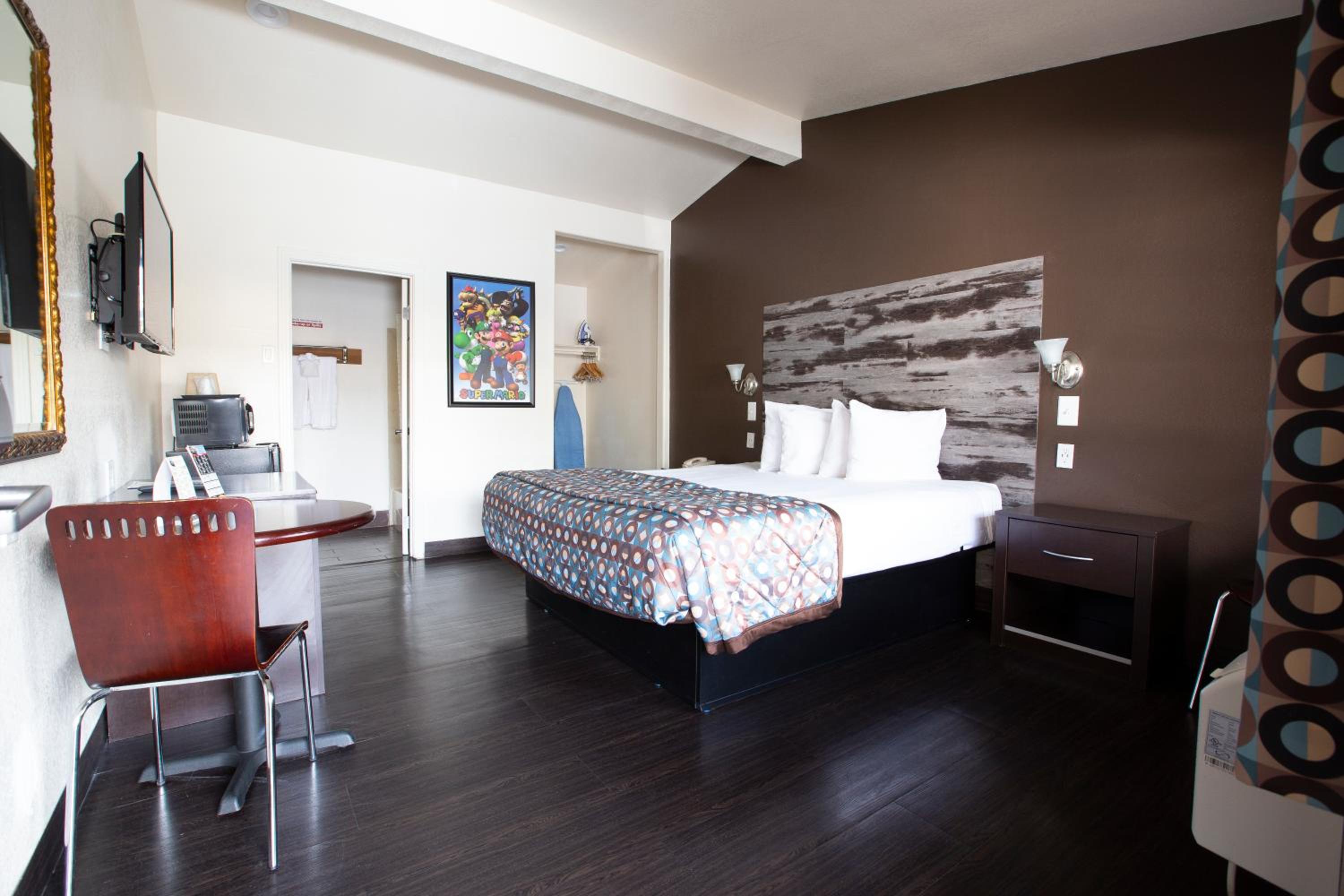 Standard King Room - Photo 10