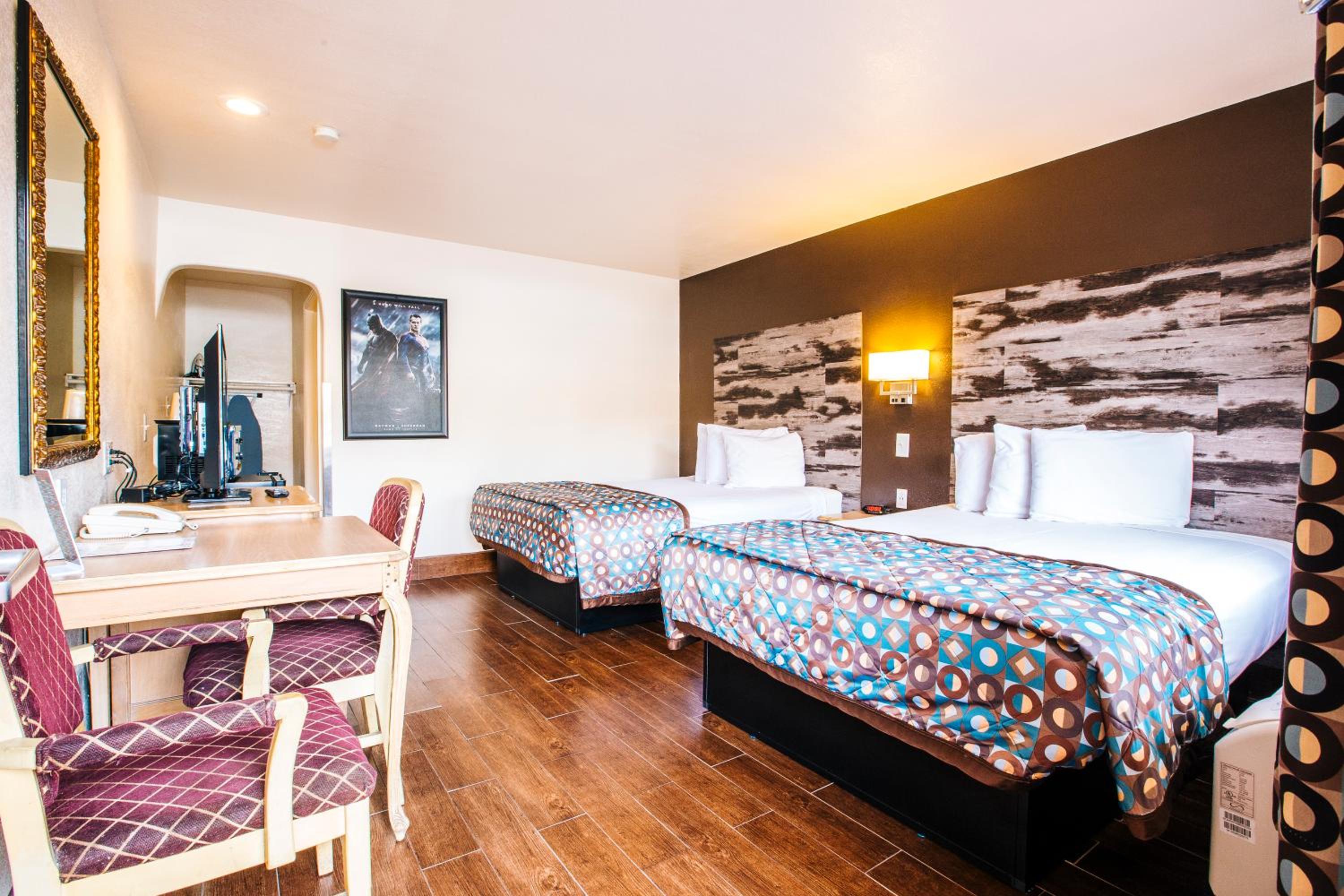 Queen Room with Two Queen Beds - Disability Access photo 3