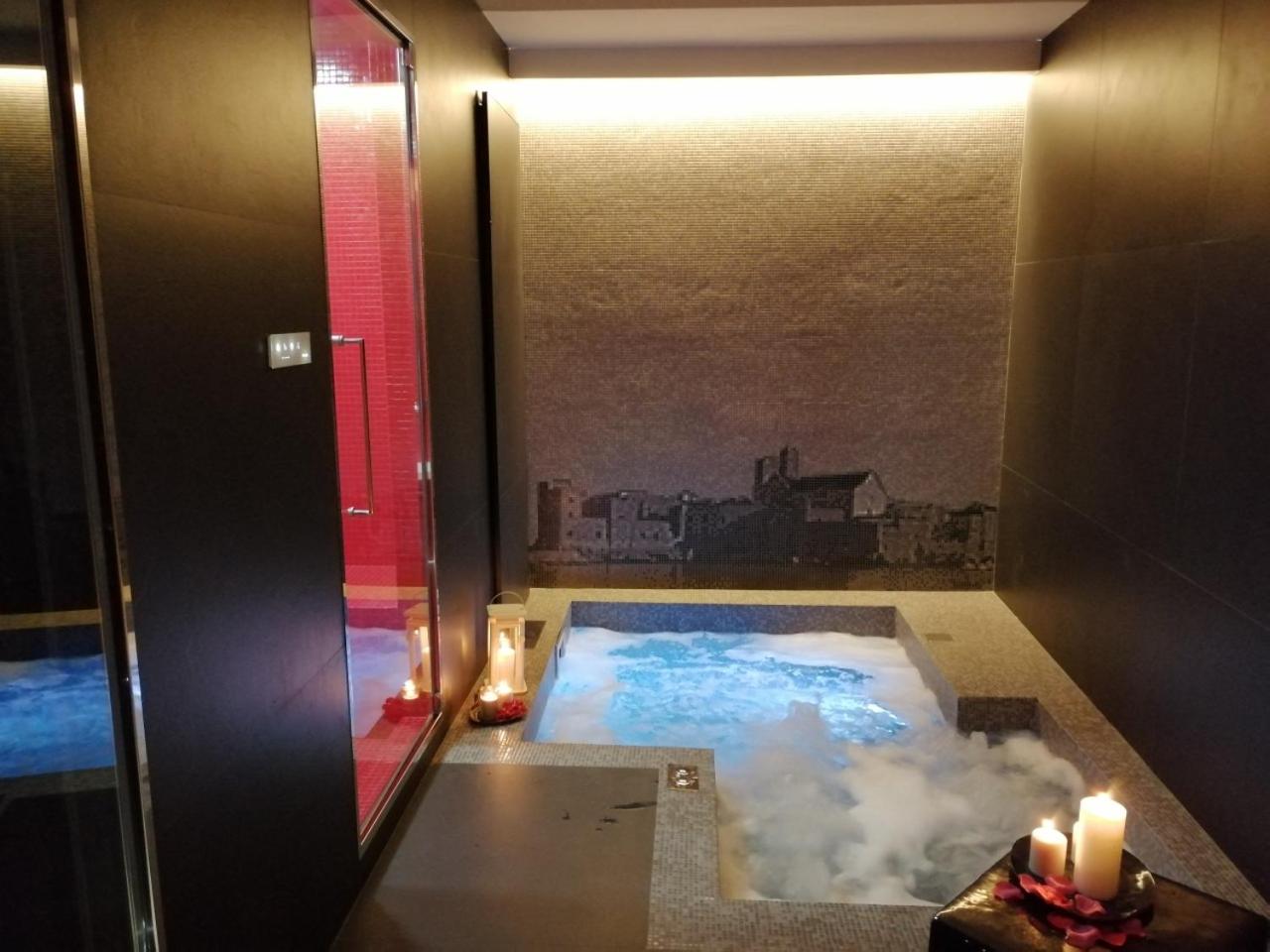 Suite with Spa Access - Photo 31