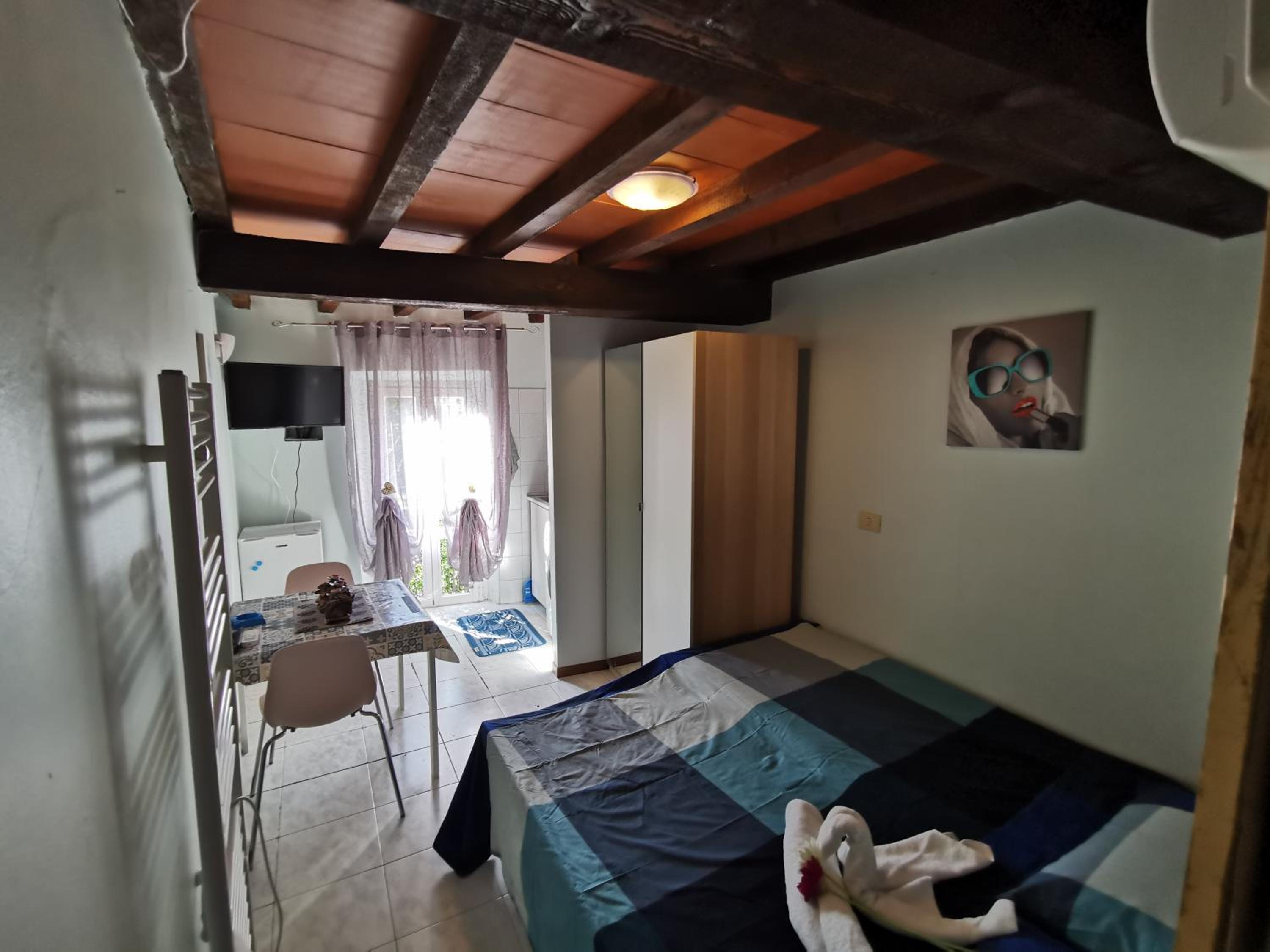 One-Bedroom Apartment - Photo 17