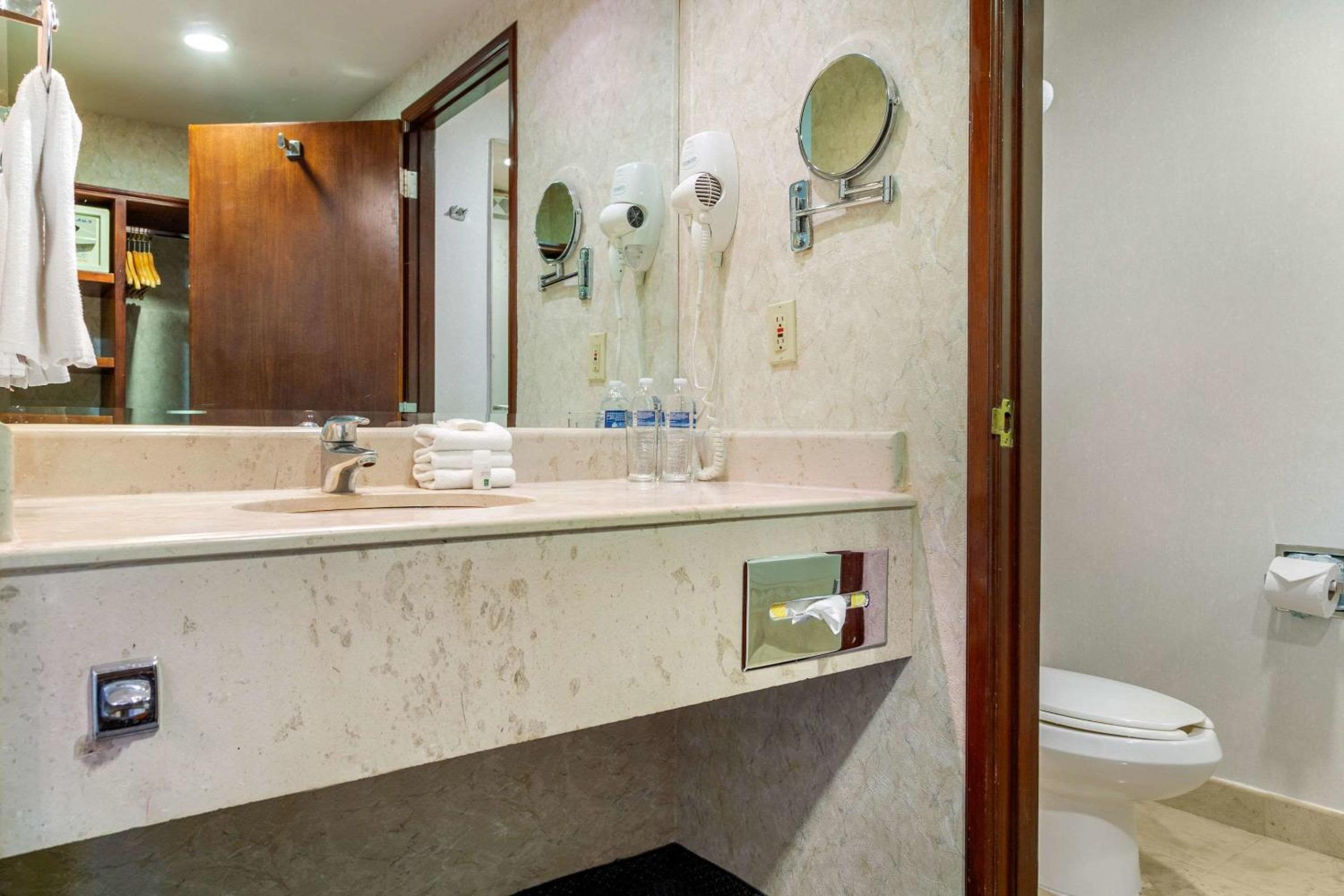 Standard Double Room - Photo 8