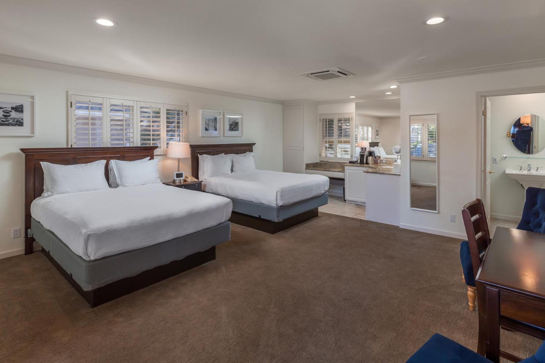 Queen Suite (1 Queen Bed & 1 Sleeper Sofa) photo 1