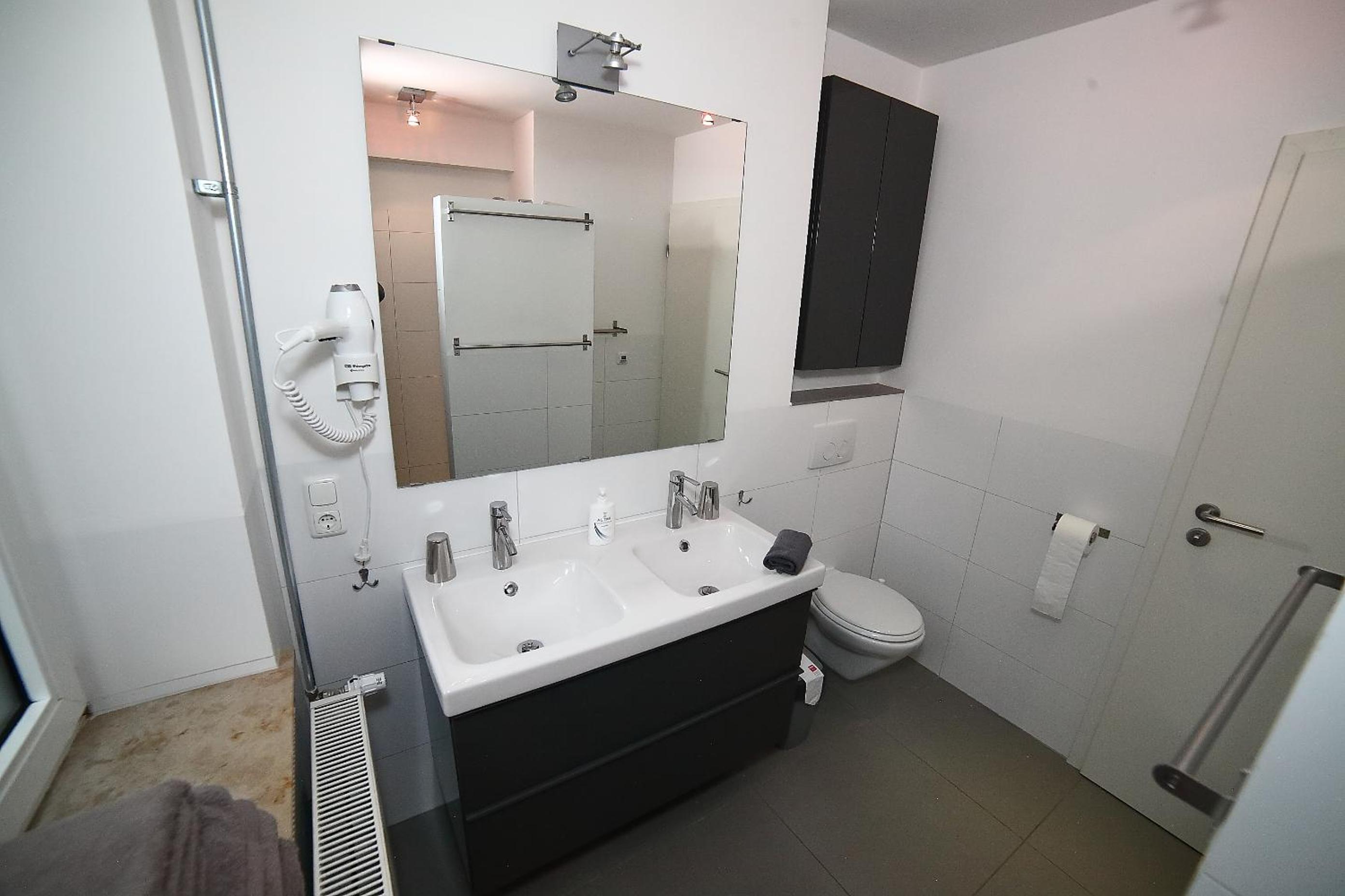 Apartment with Terrace - Photo 11