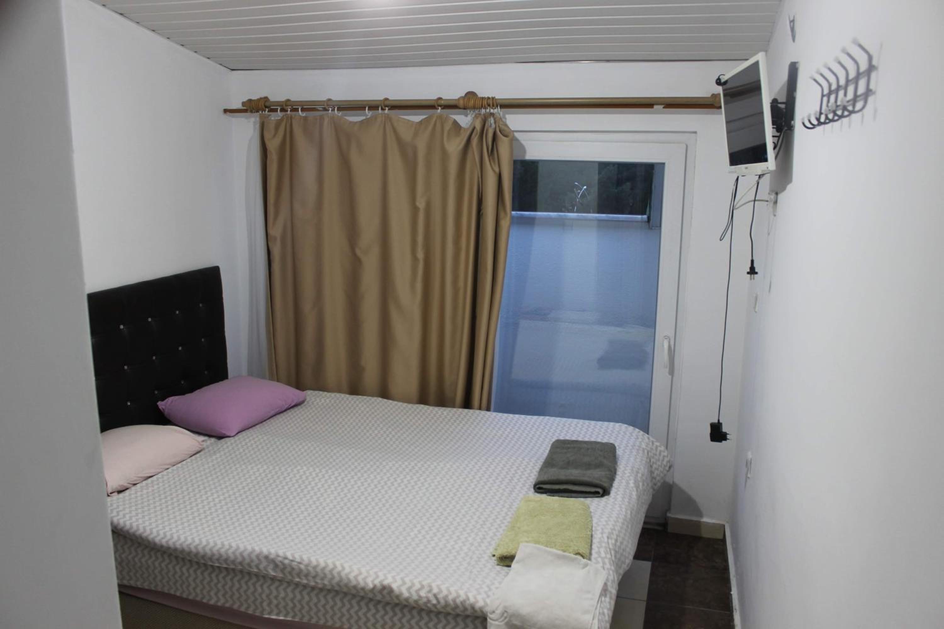 Large Double Room - Photo 5