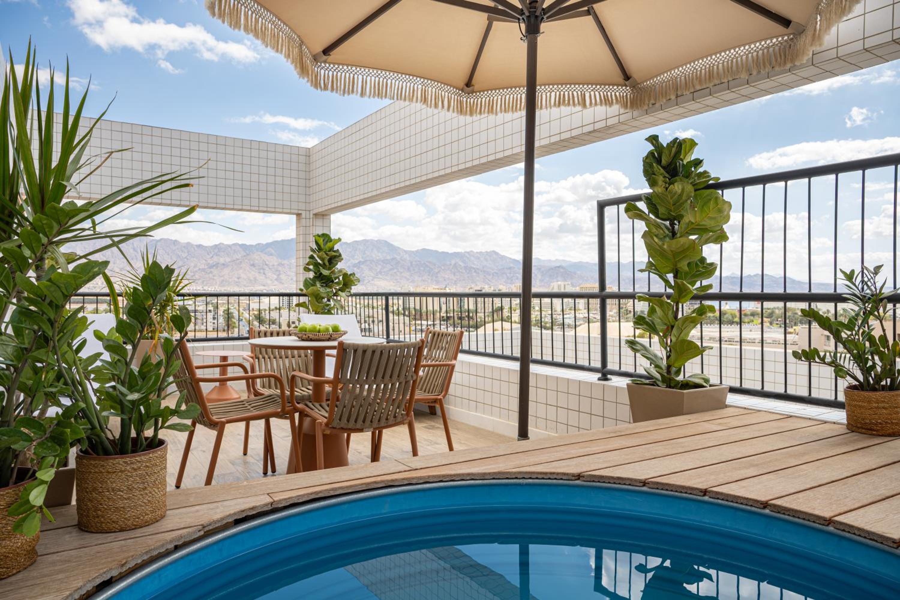 מלון נווה אילת של רשת אטלס — Premium Suite with Balcony and Hot Tub