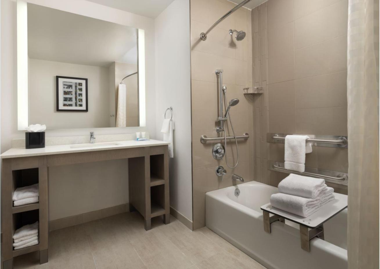 Den King Room with Tub - Disability Access photo 3