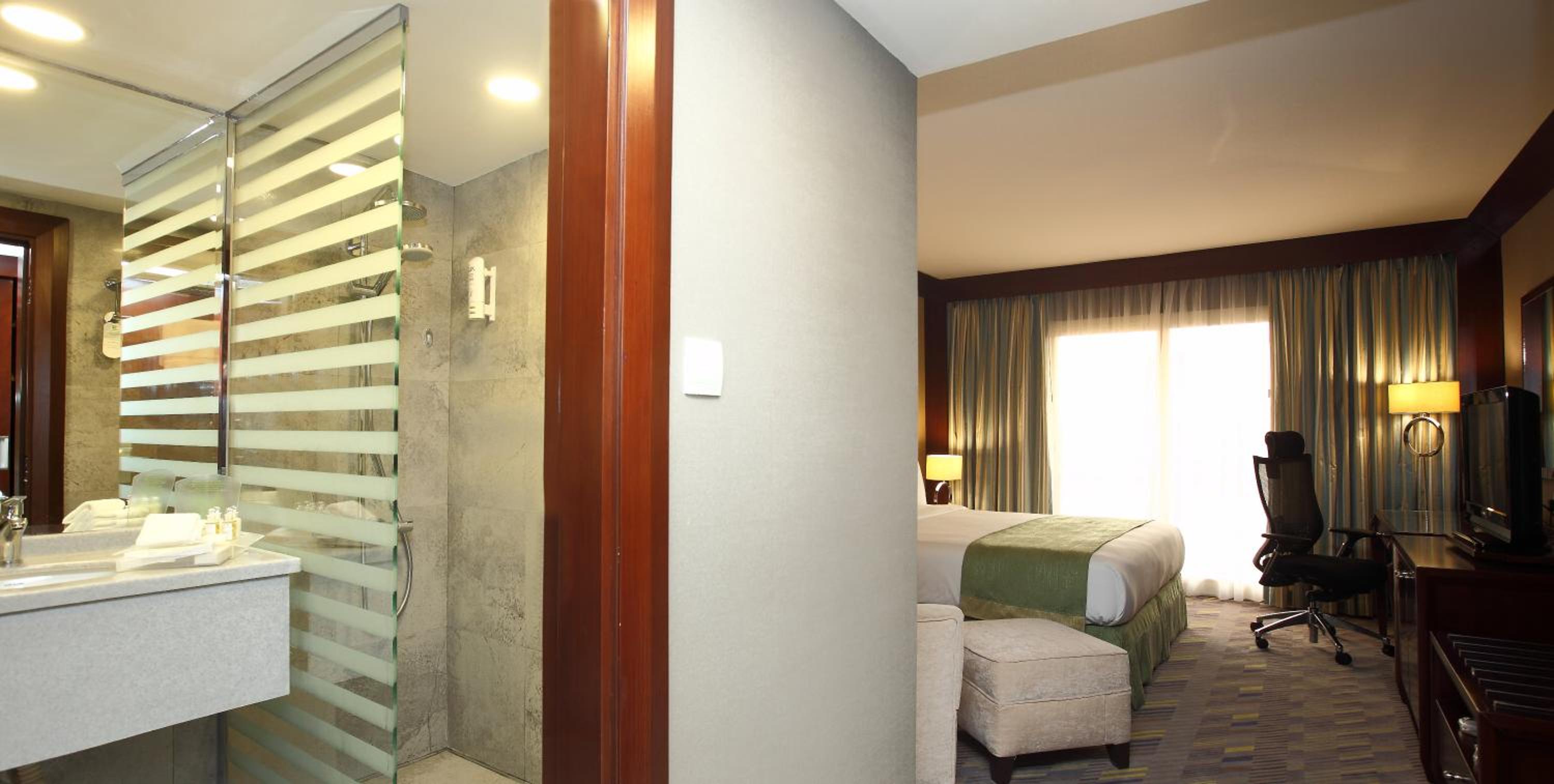 Standard King Room - Non-Smoking  - Photo 6