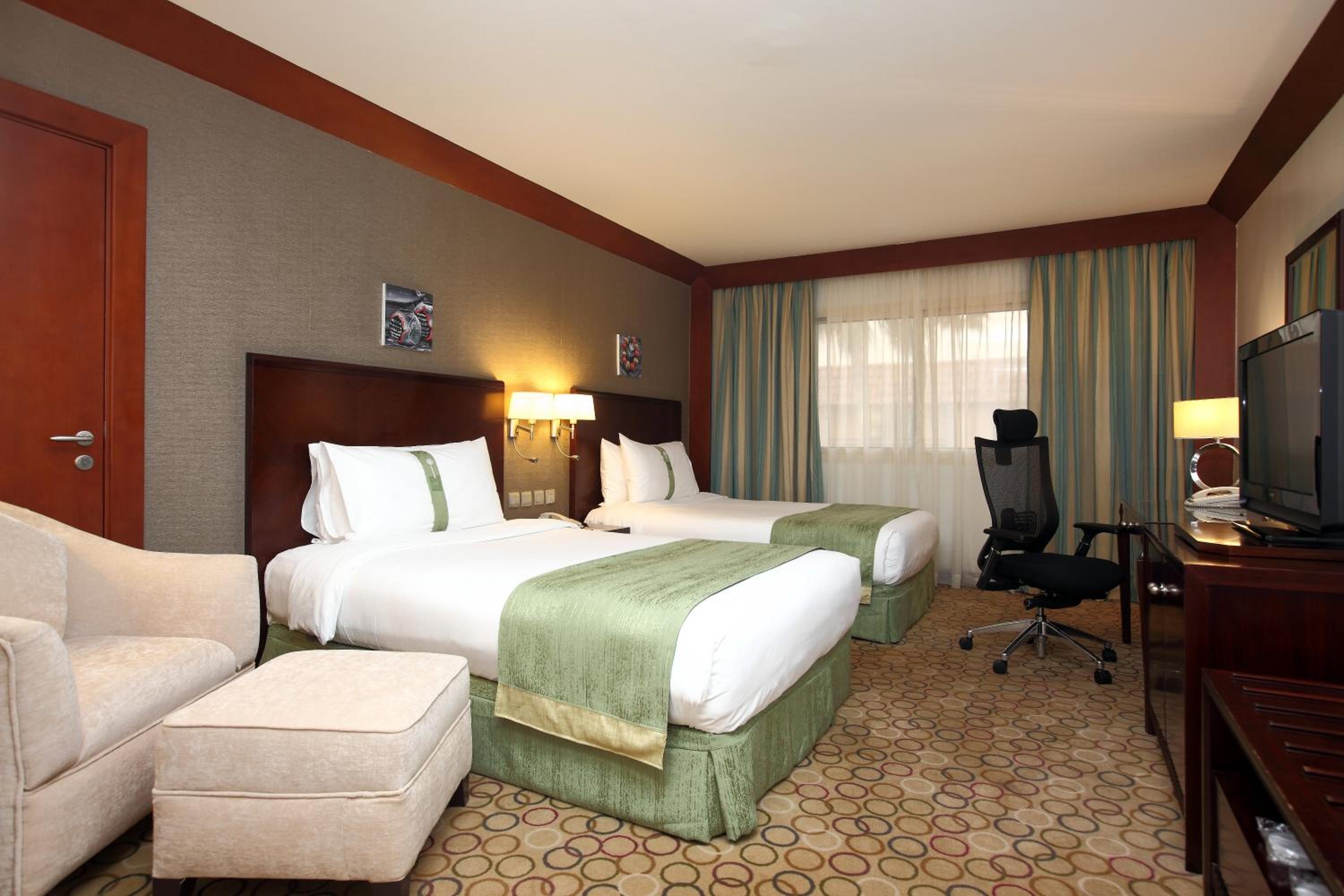 One-Bedroom Suite with King Bed - Non-Smoking - Photo 3