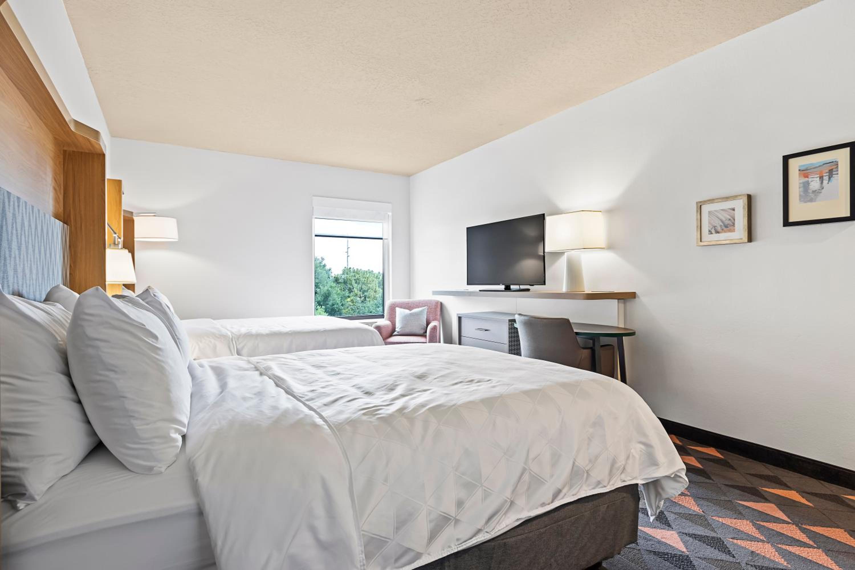 Standard Queen Room with Two Queen Beds - Photo 2