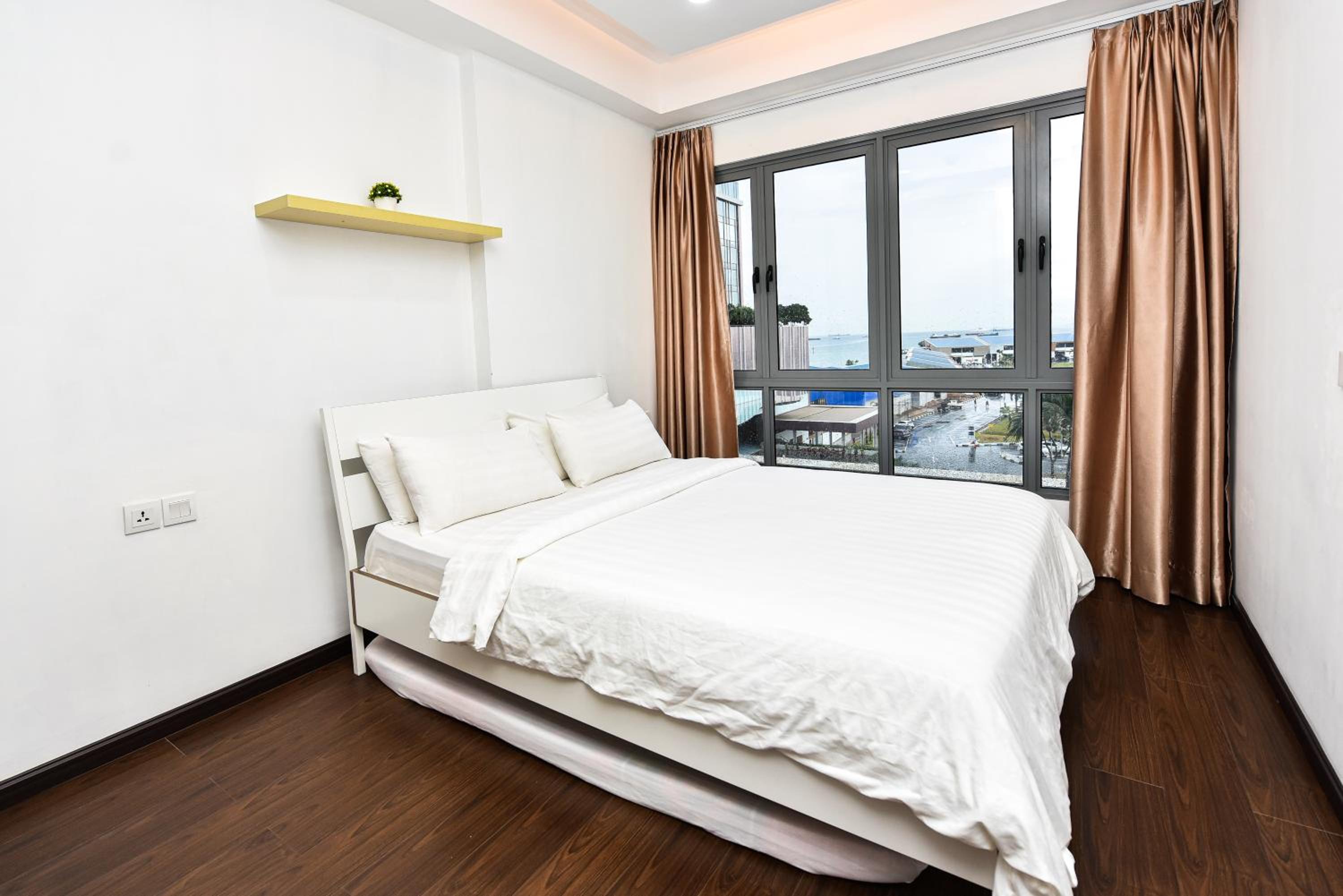 One-Bedroom Apartment - Photo 2