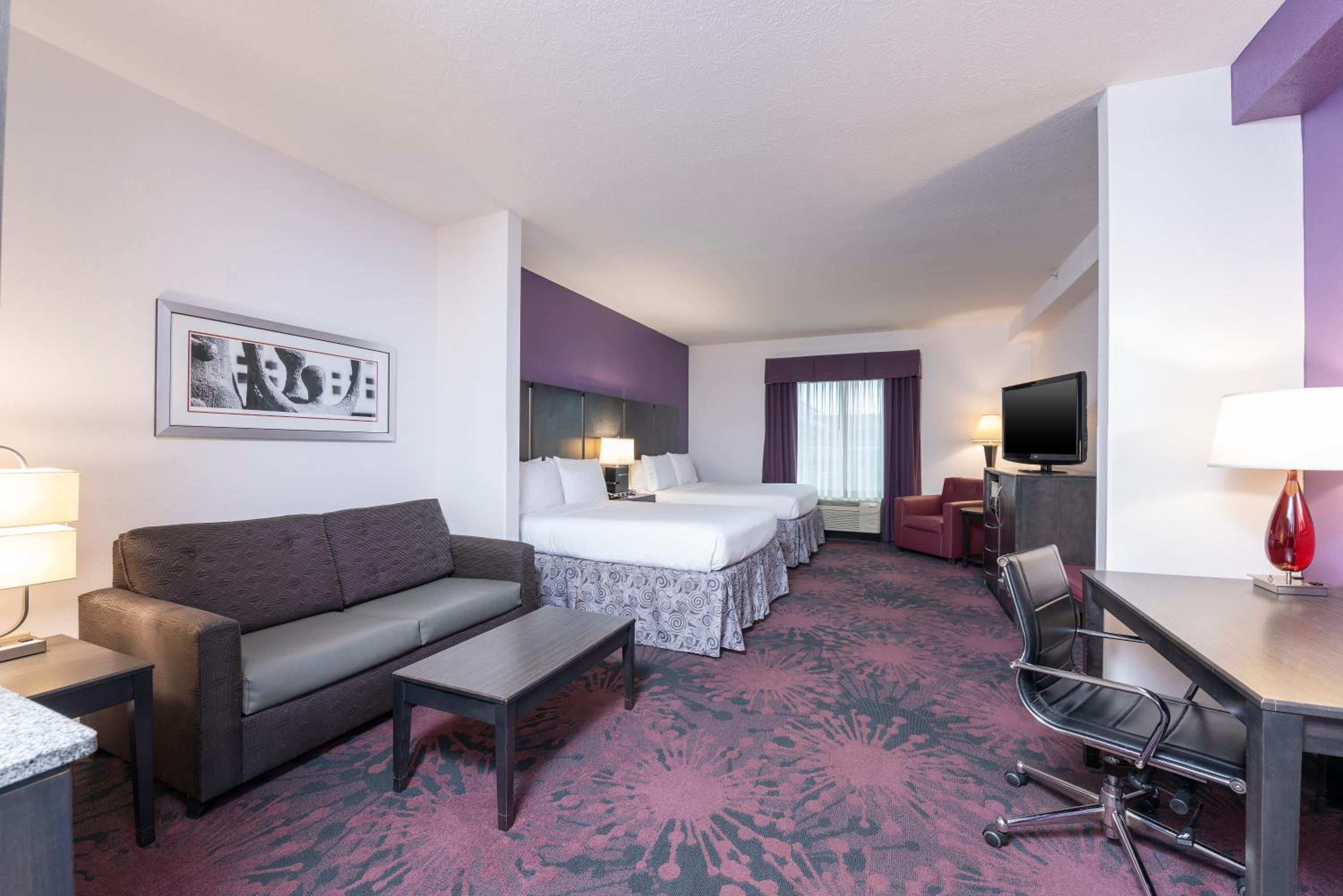 Queen Suite with Two Queen Beds - Photo 1