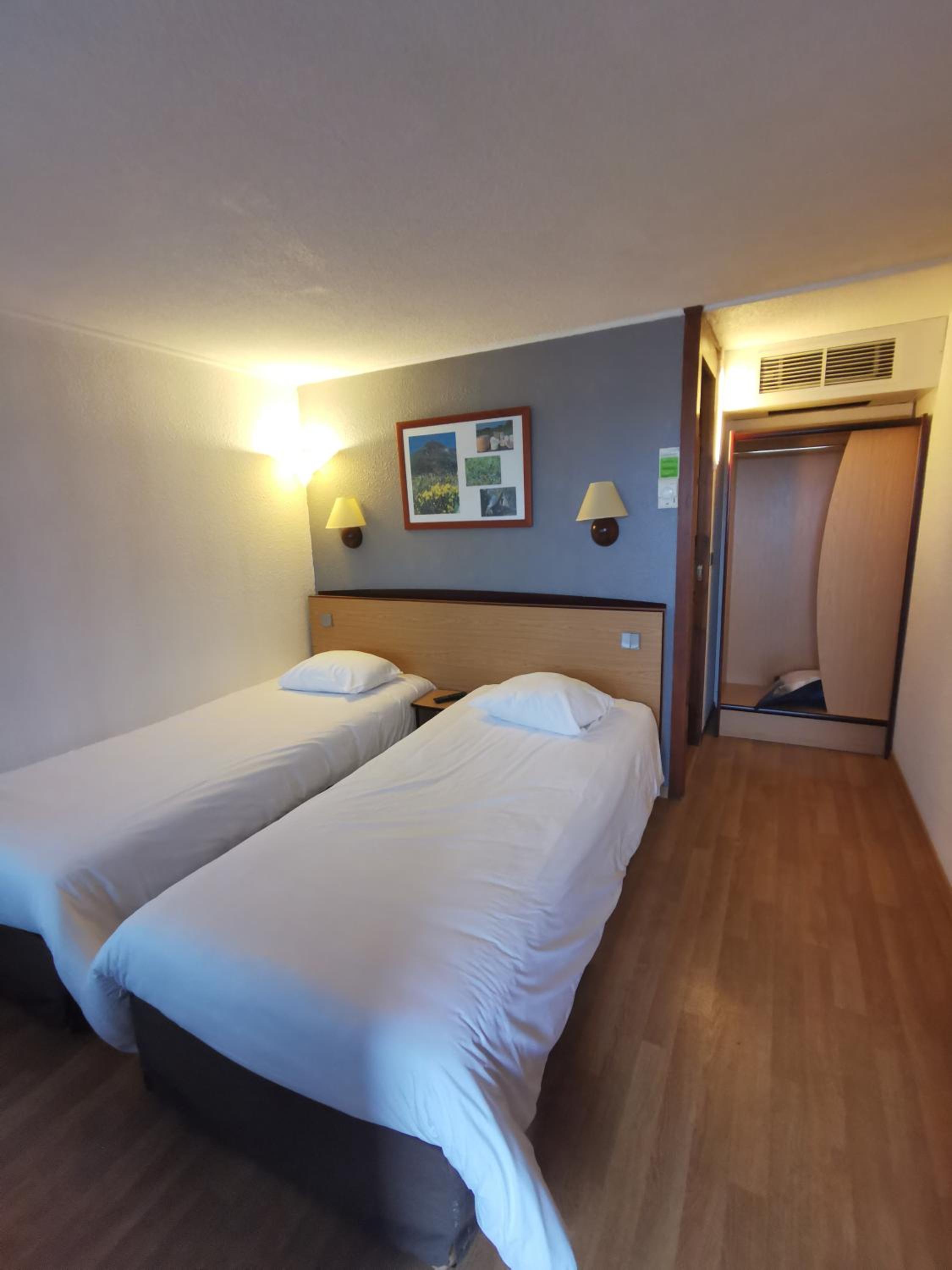 2 Single Beds 1 Junior Bed
