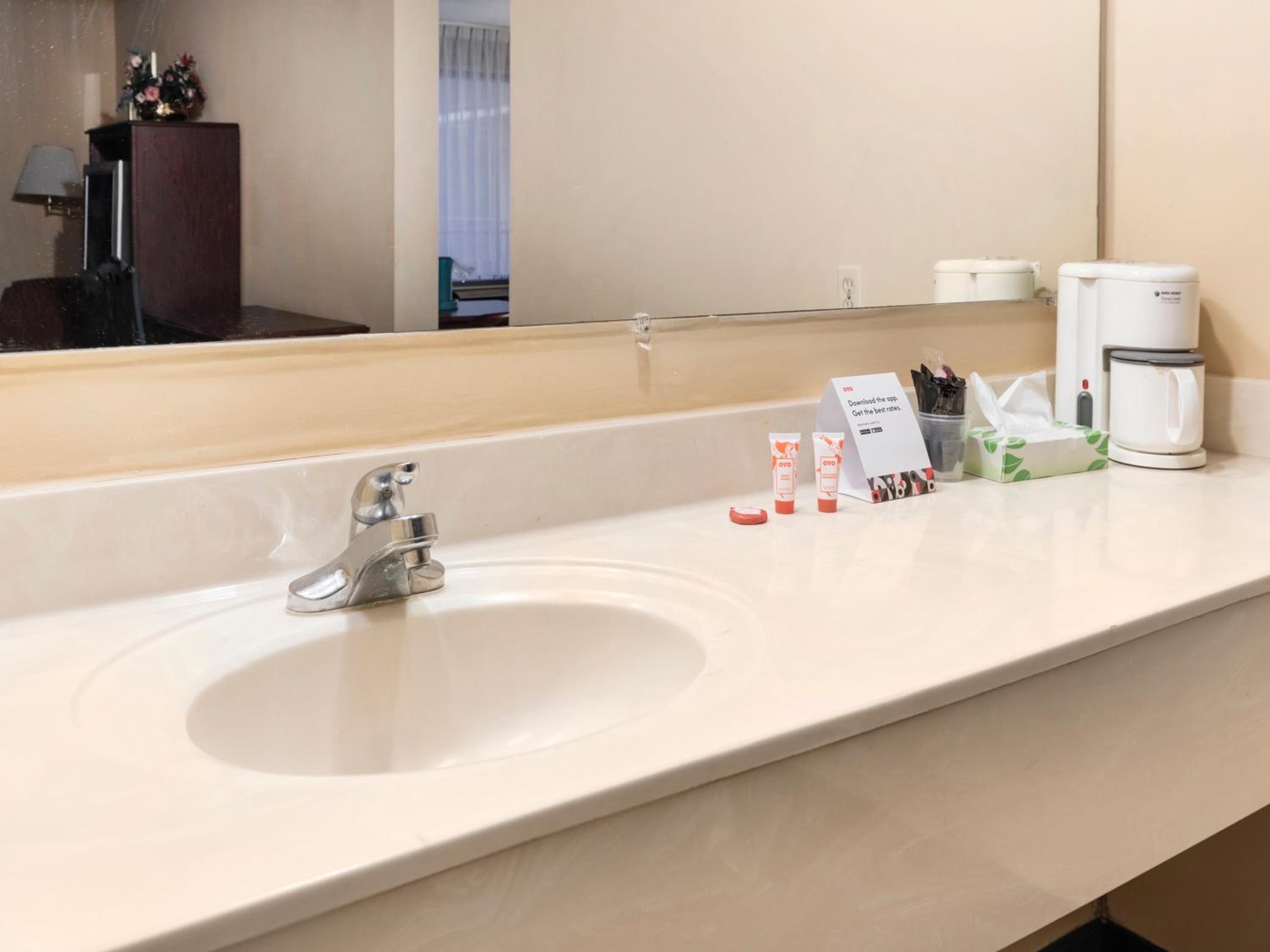 Suite with Hot Tub - Photo 3