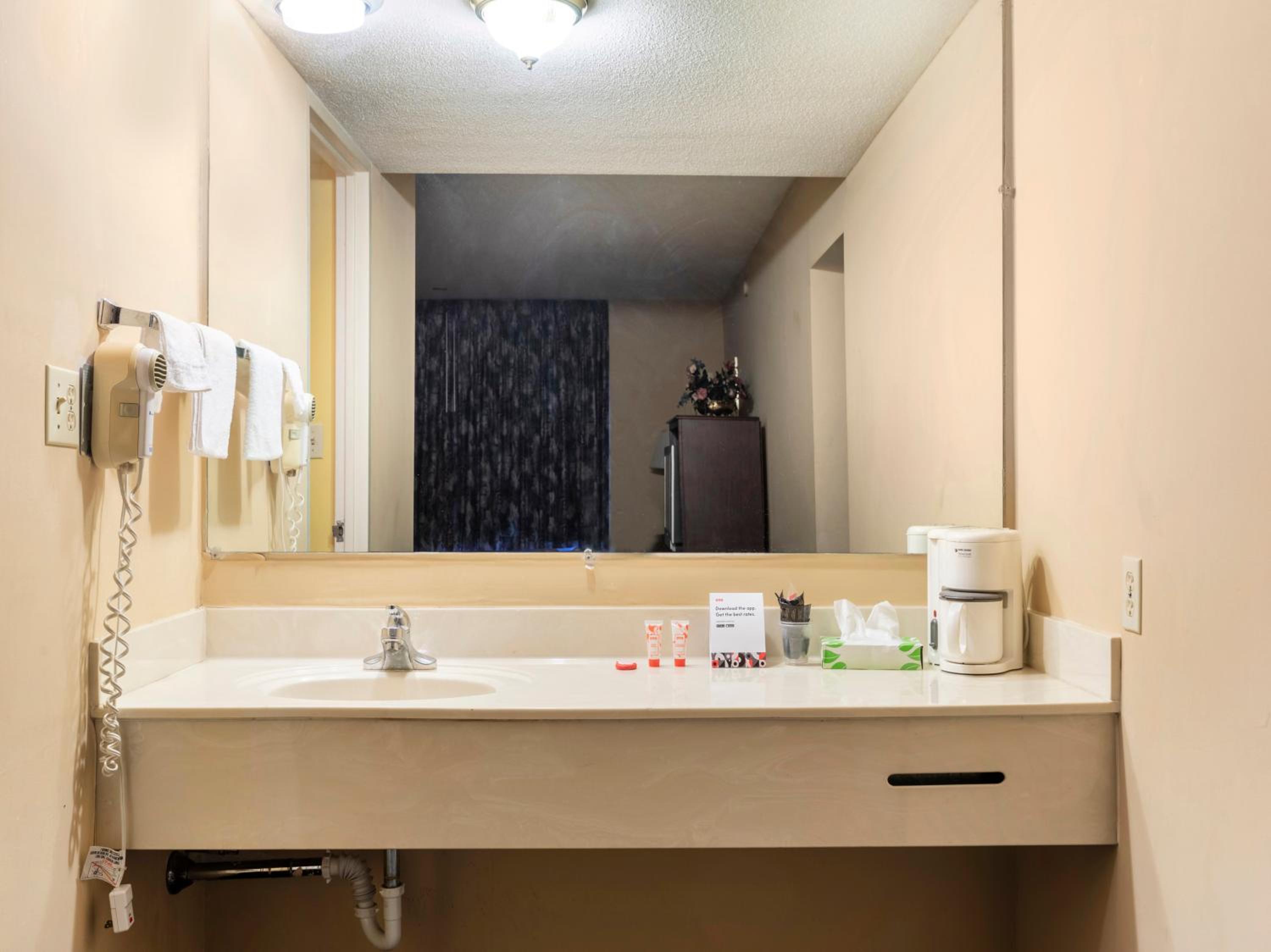 Suite with Hot Tub - Photo 2