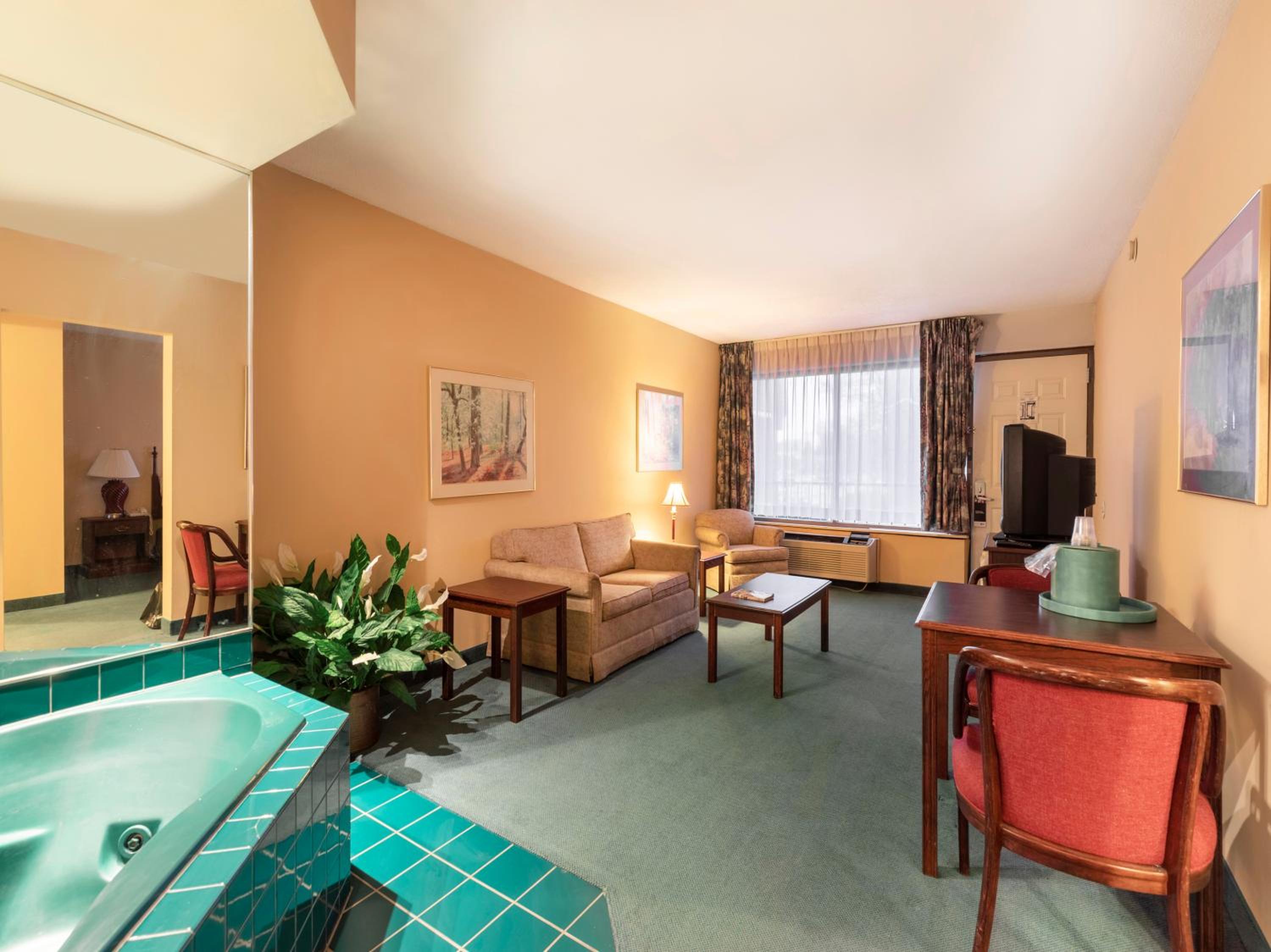 Suite with Hot Tub - Photo 1