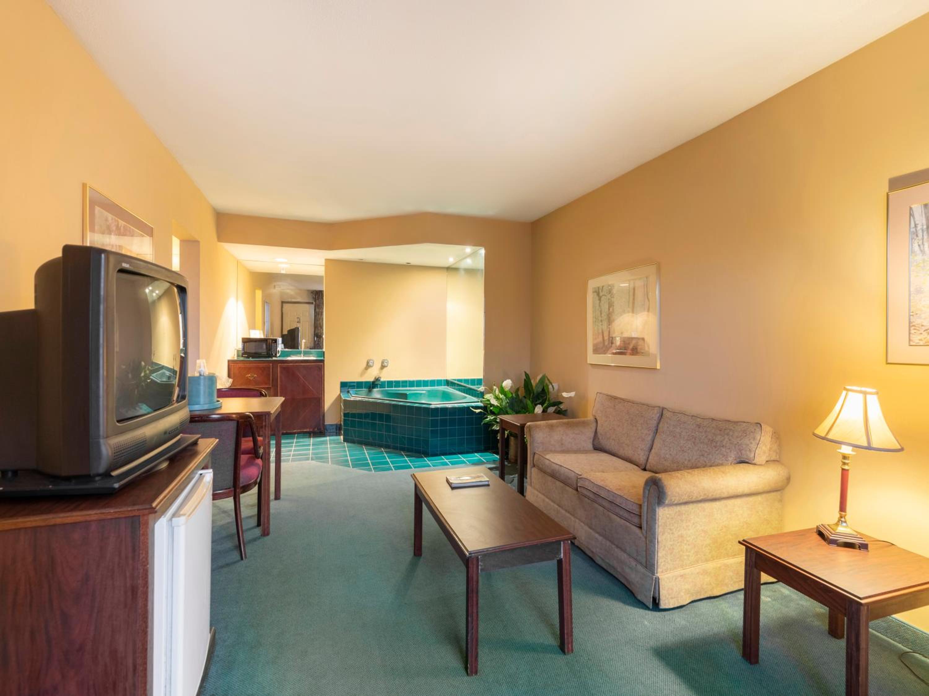 Suite with Hot Tub - Photo 8