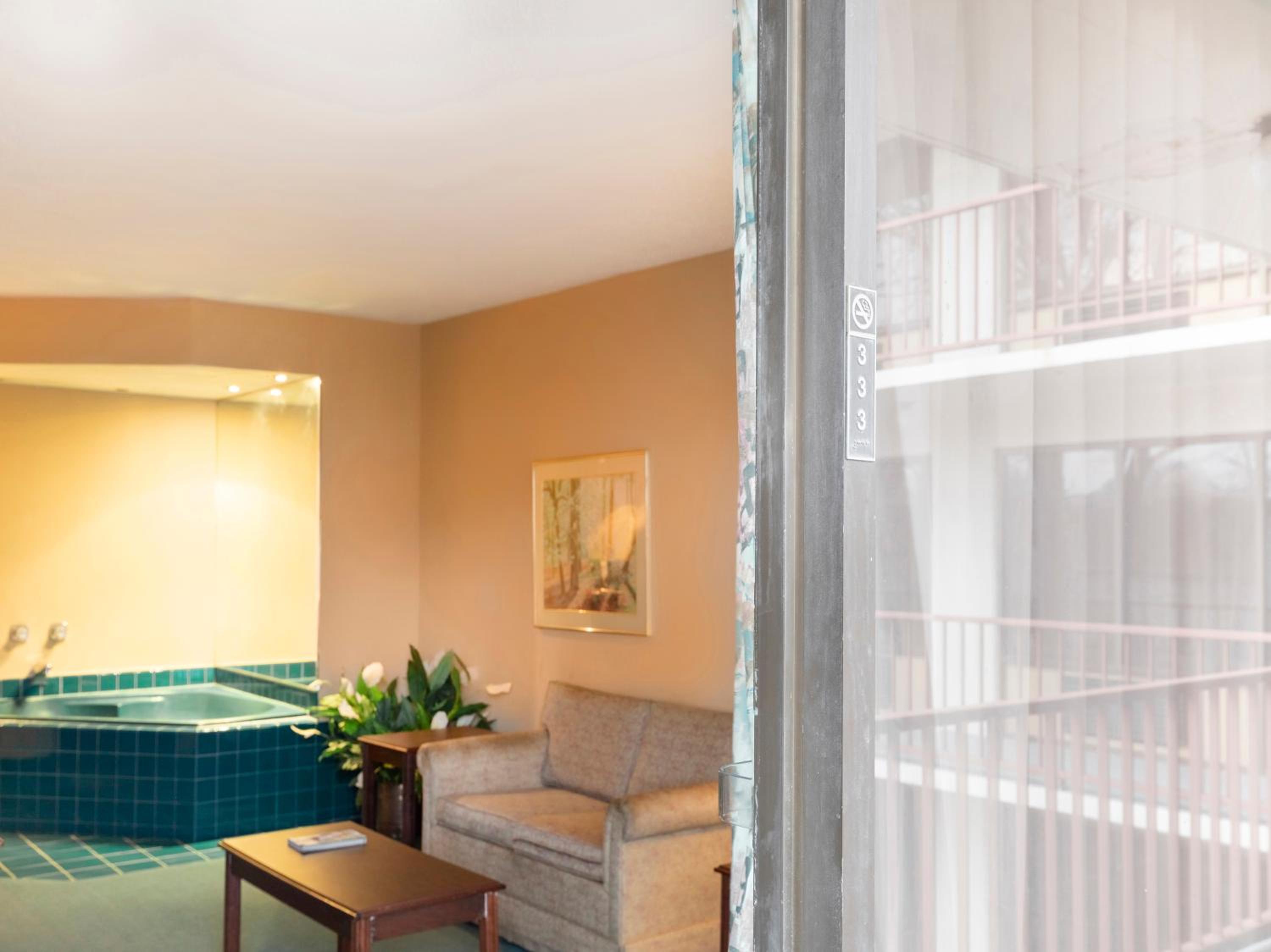 Suite with Hot Tub - Photo 7