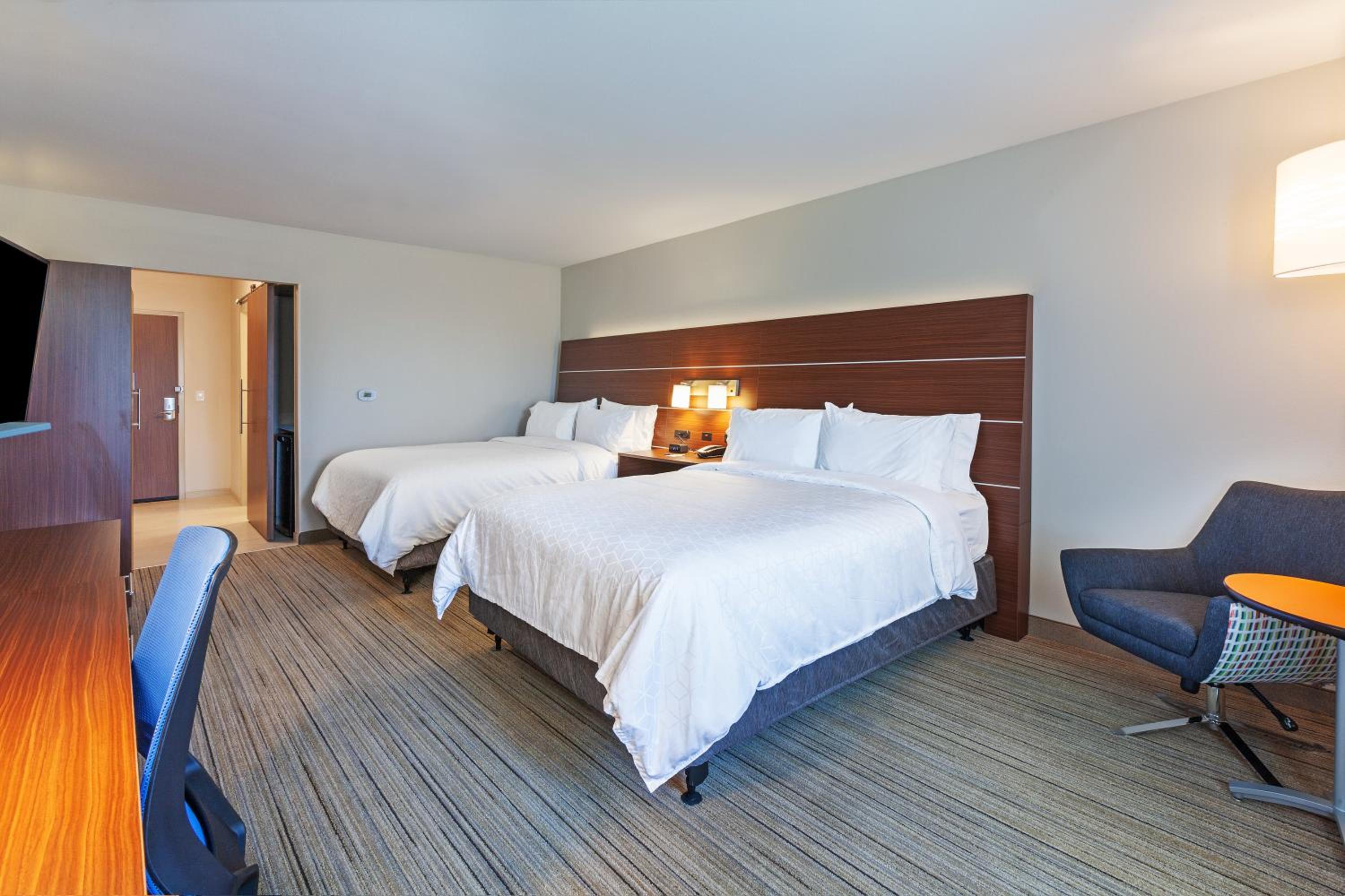 Standard Room with Two Queen Beds - Photo 3