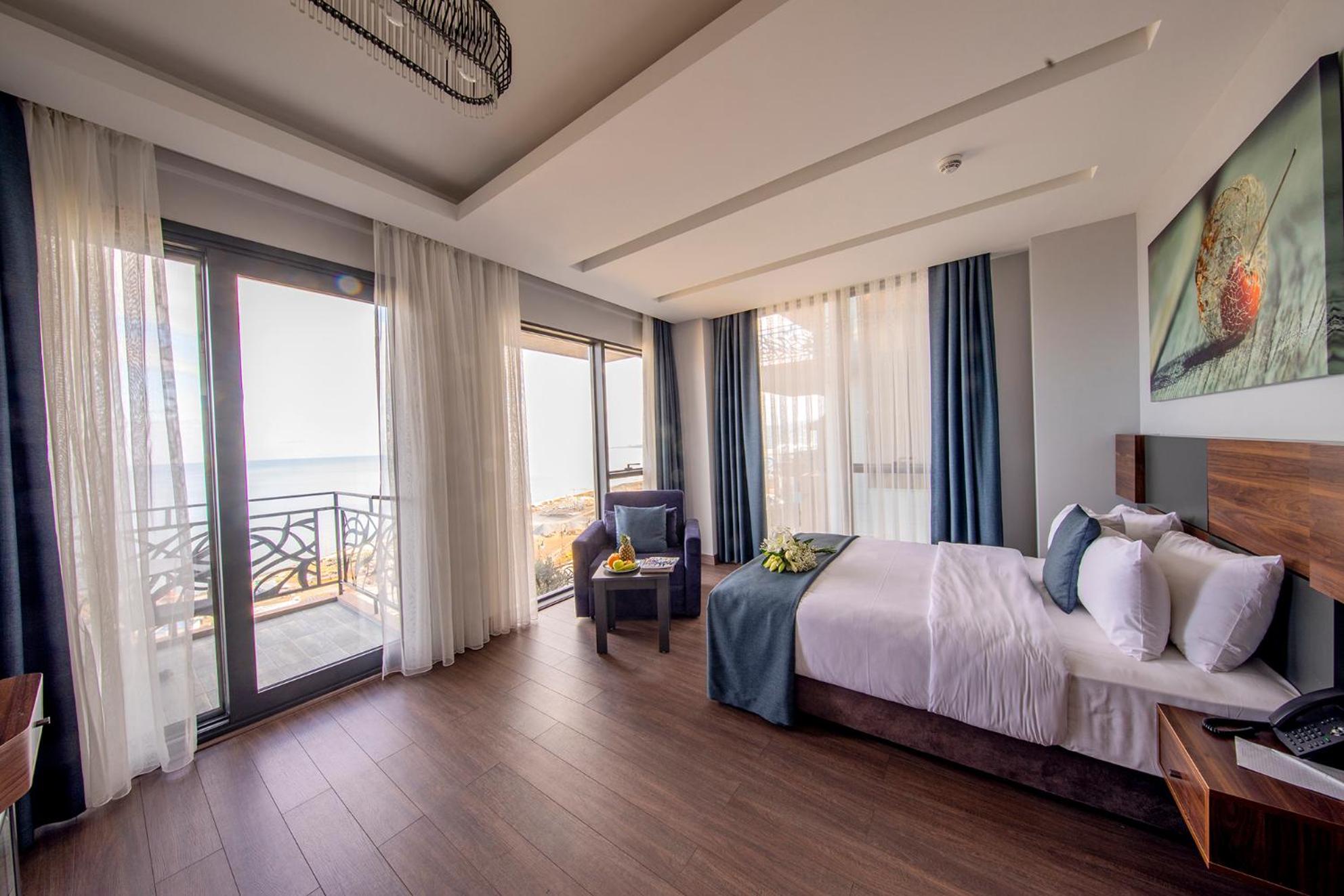 Deluxe Room with Balcony and Sea View