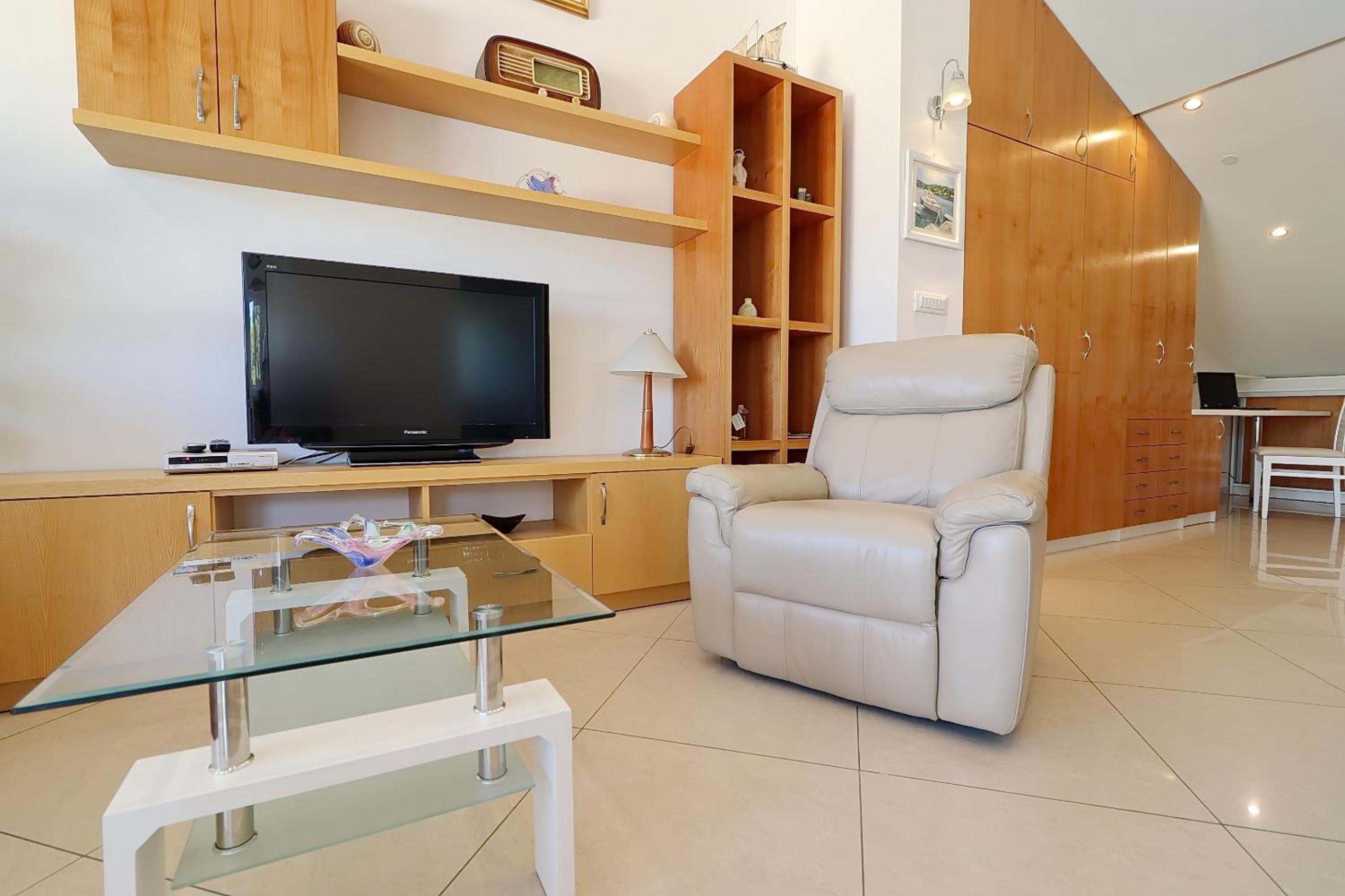 Comfort One Bedroom Apartment with Terrace and Sea View