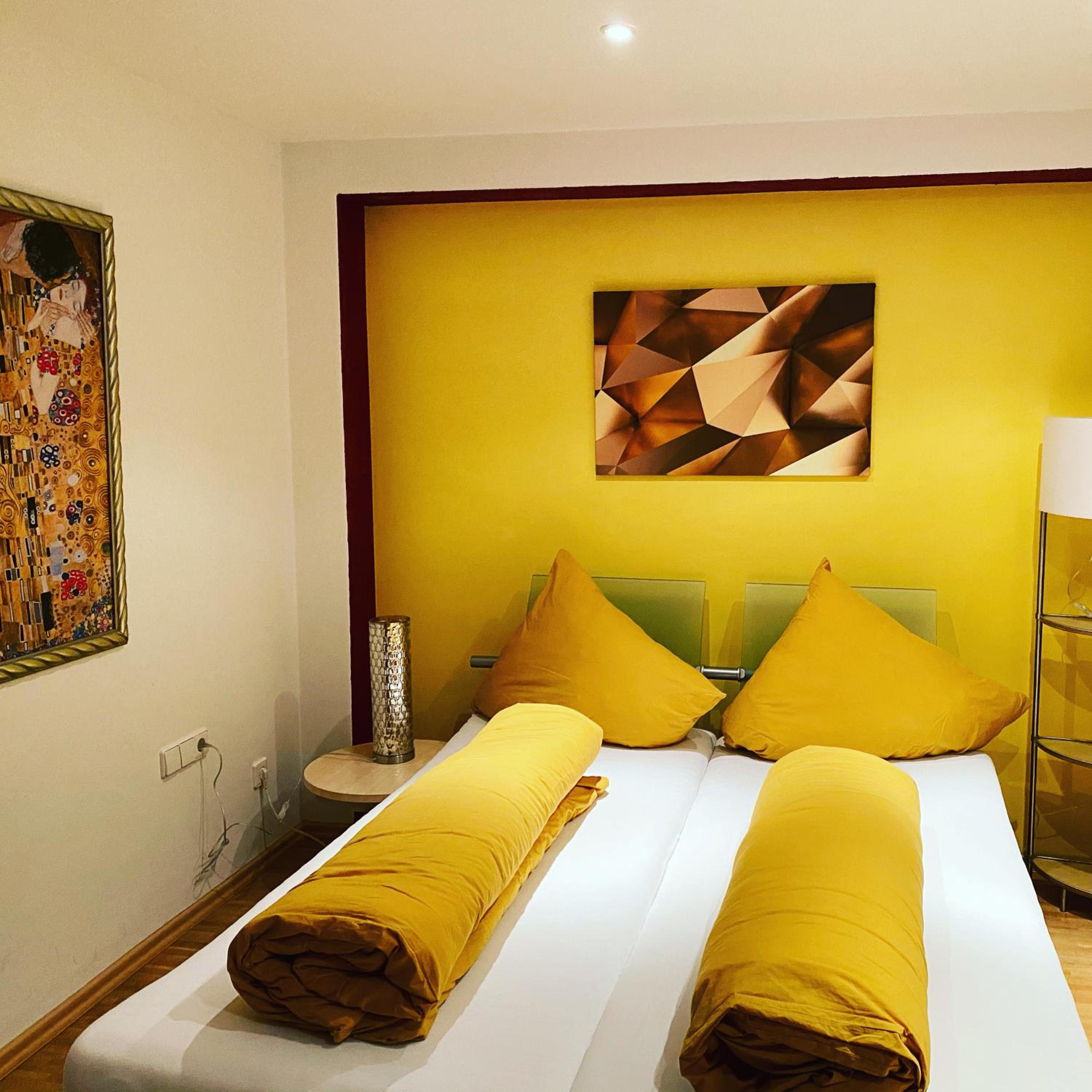 Large Double Room - Photo 5