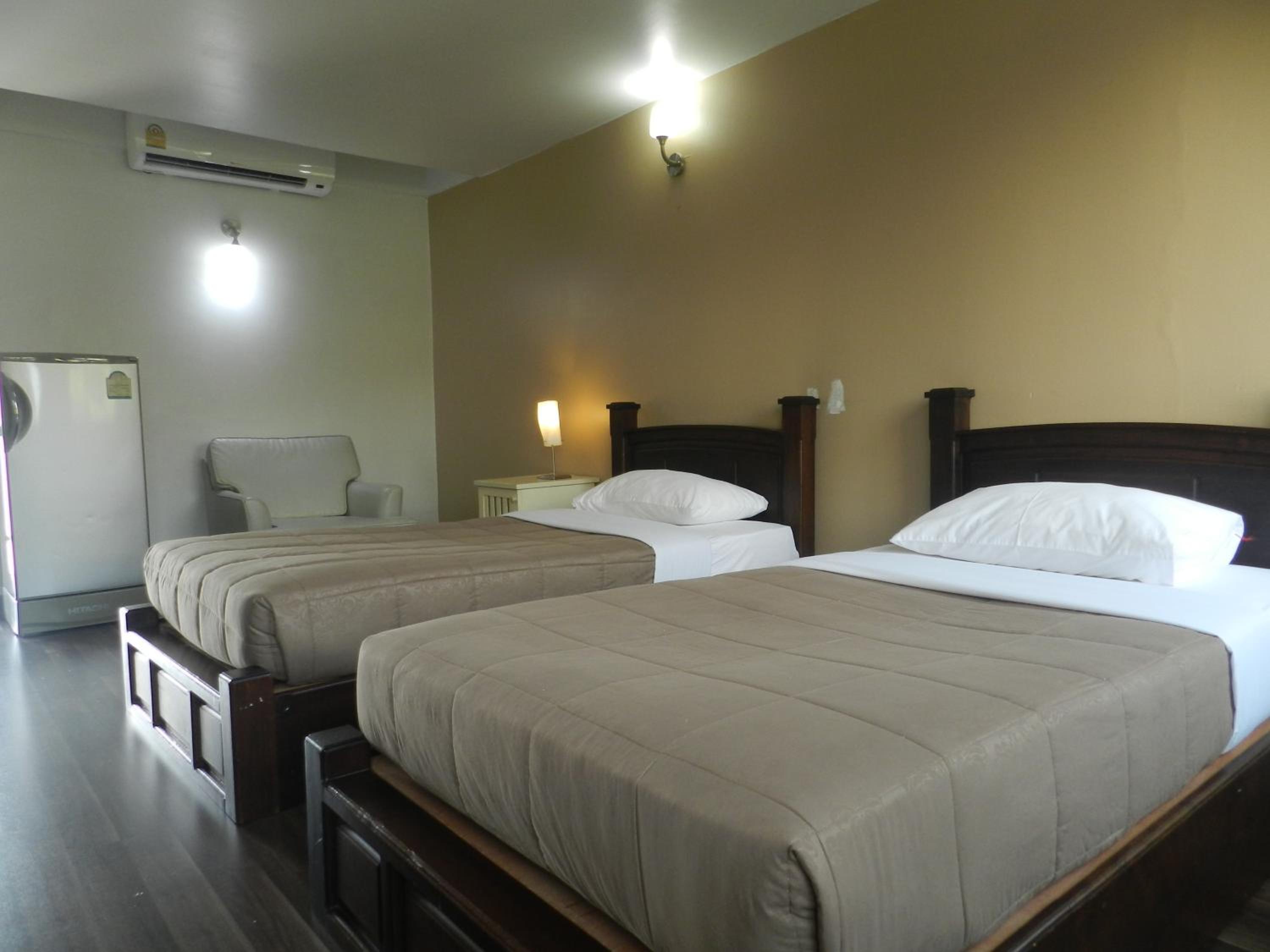 Standard Queen Room with Two Queen Beds photo 2
