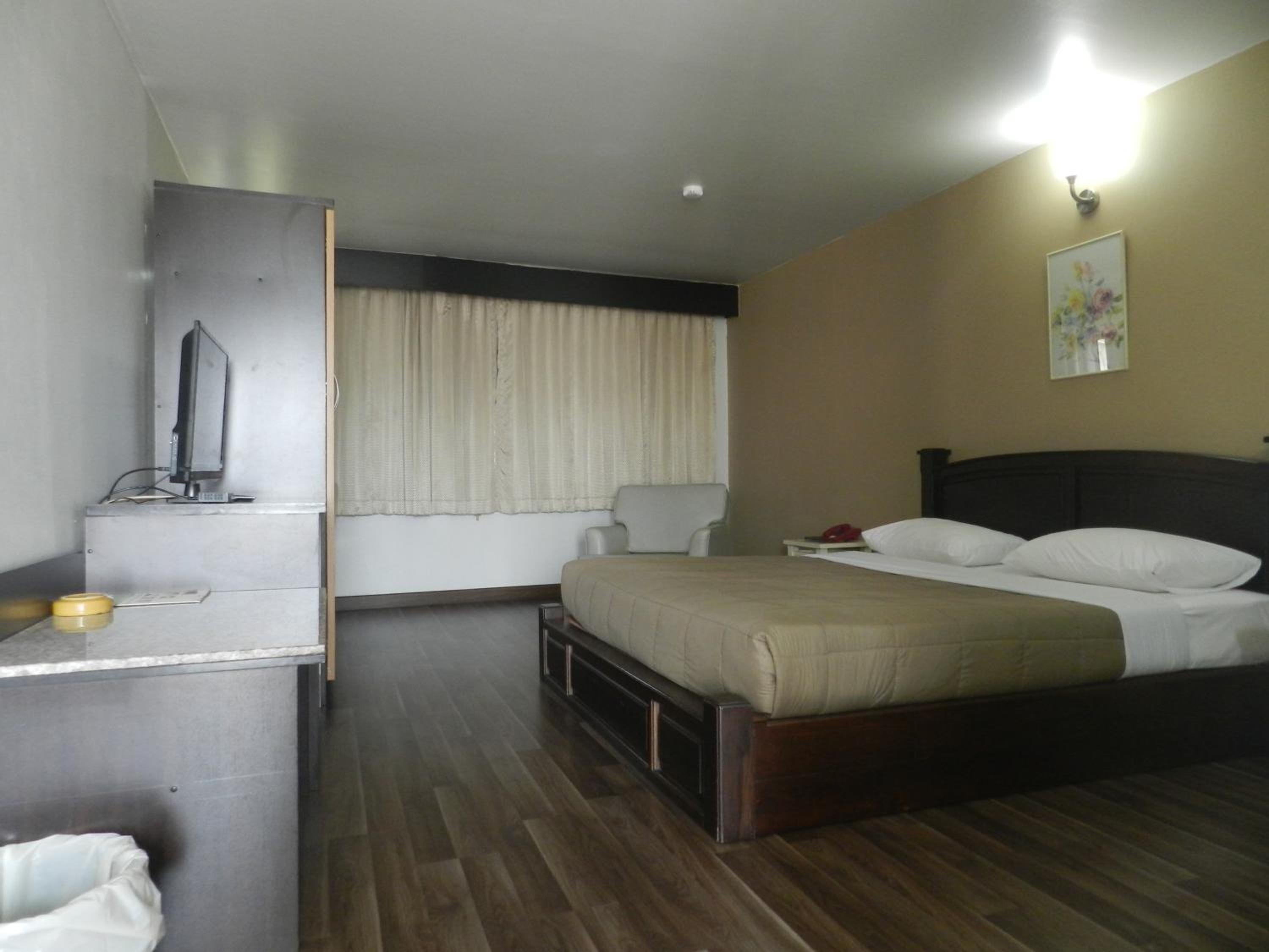 Standard King Room photo 3