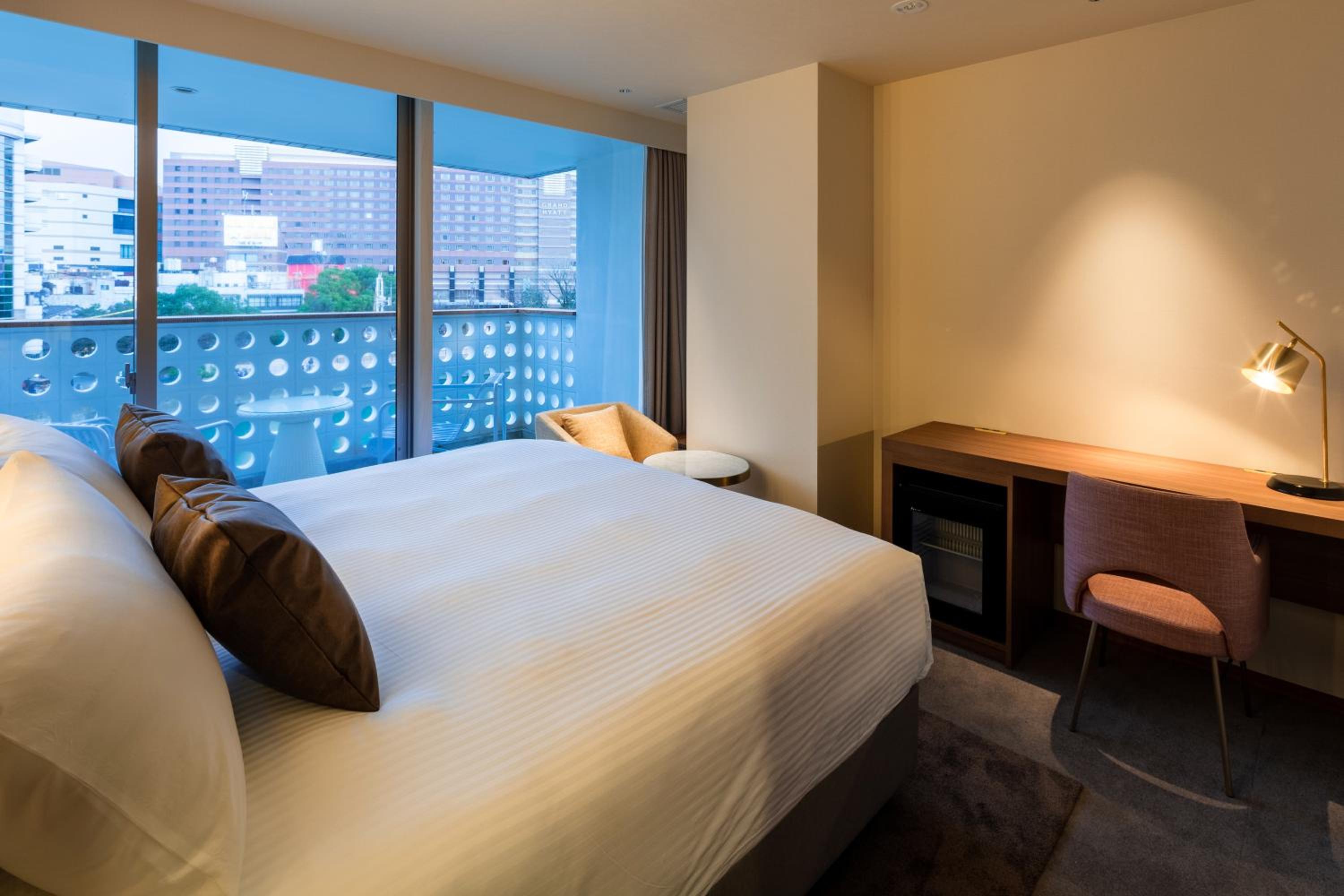 Deluxe Room 1 King Bed River Side Balcony - Non-Smoking - Photo 6