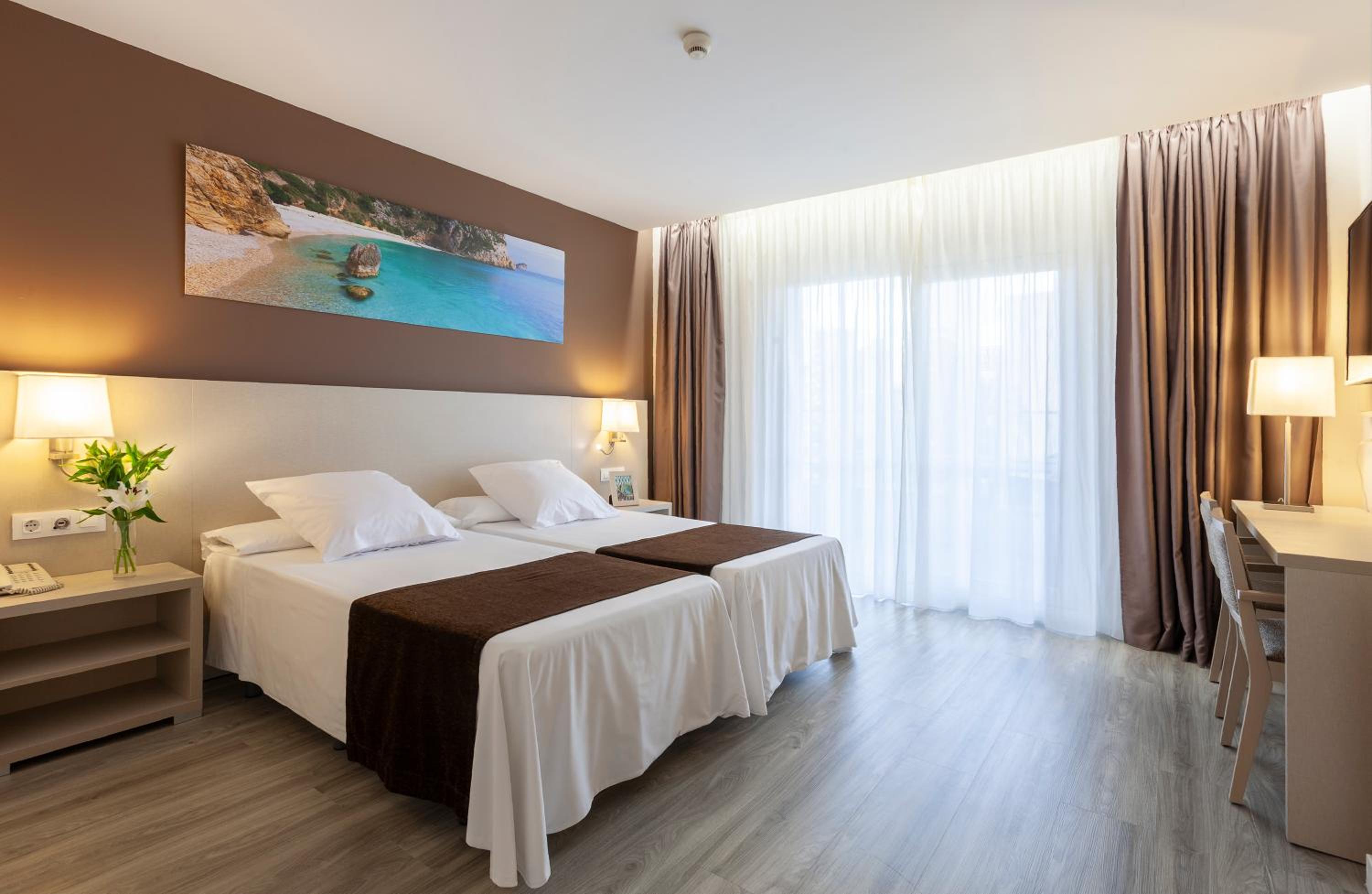Twin Room with Pool View - Photo 1