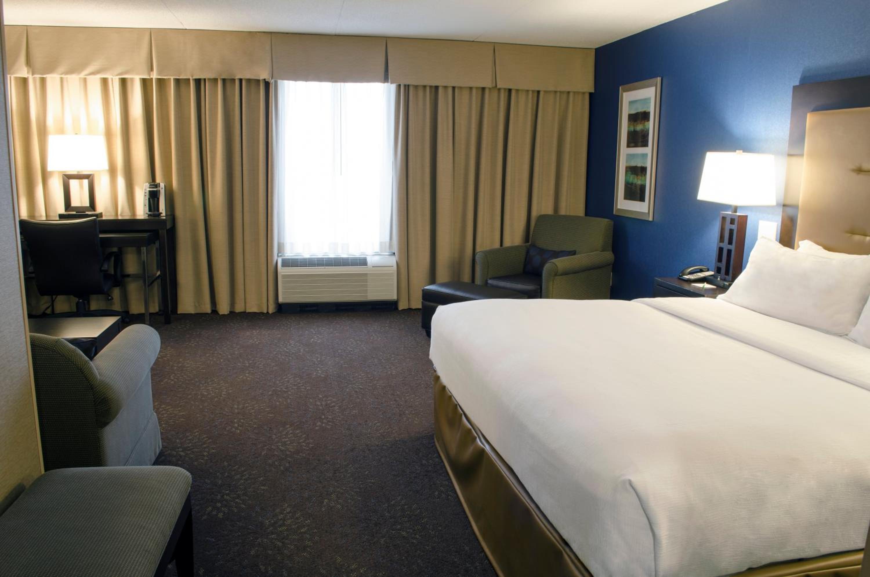 Premium King Room - Photo 3