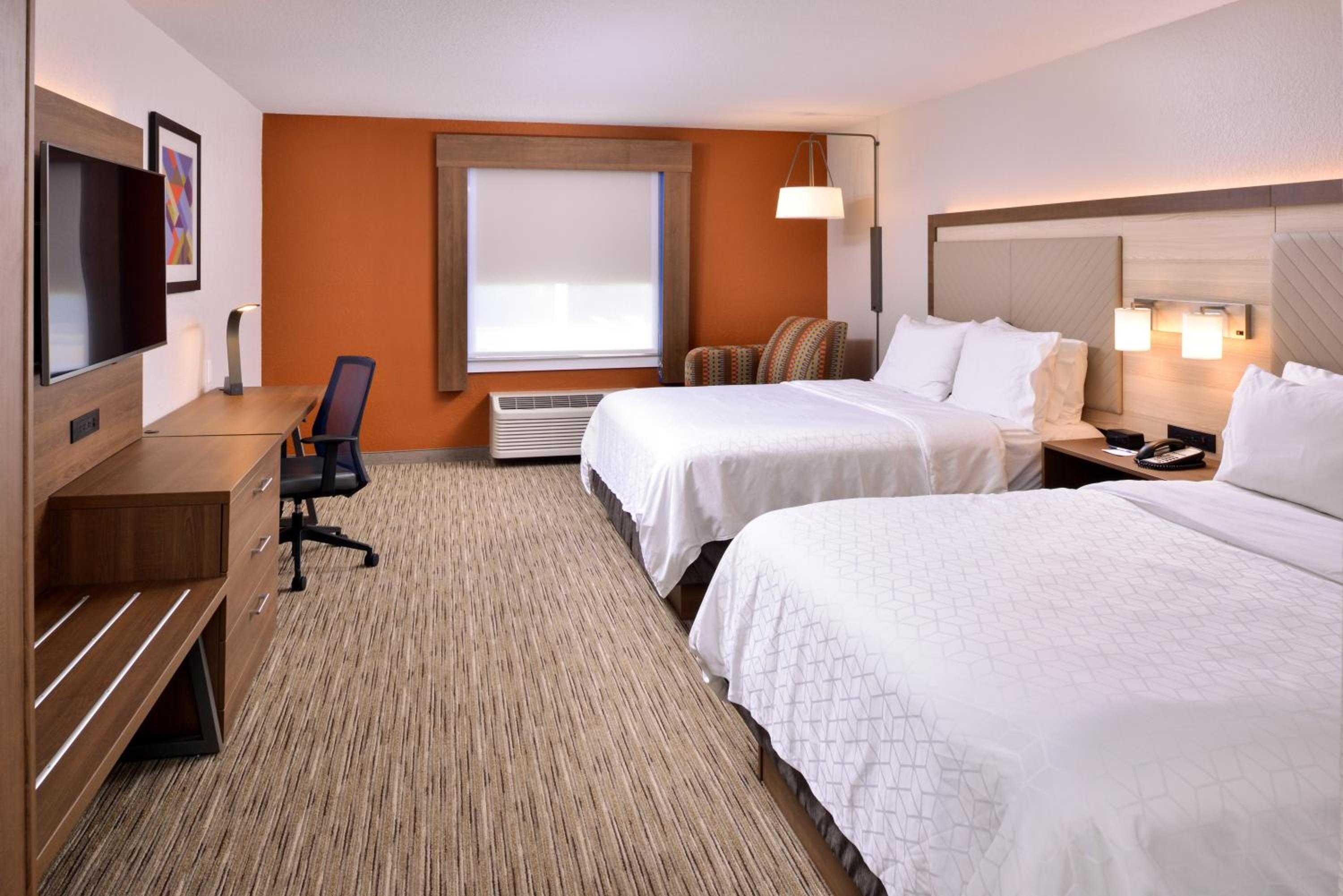 Standard Room with Two Queen Beds - Photo 2