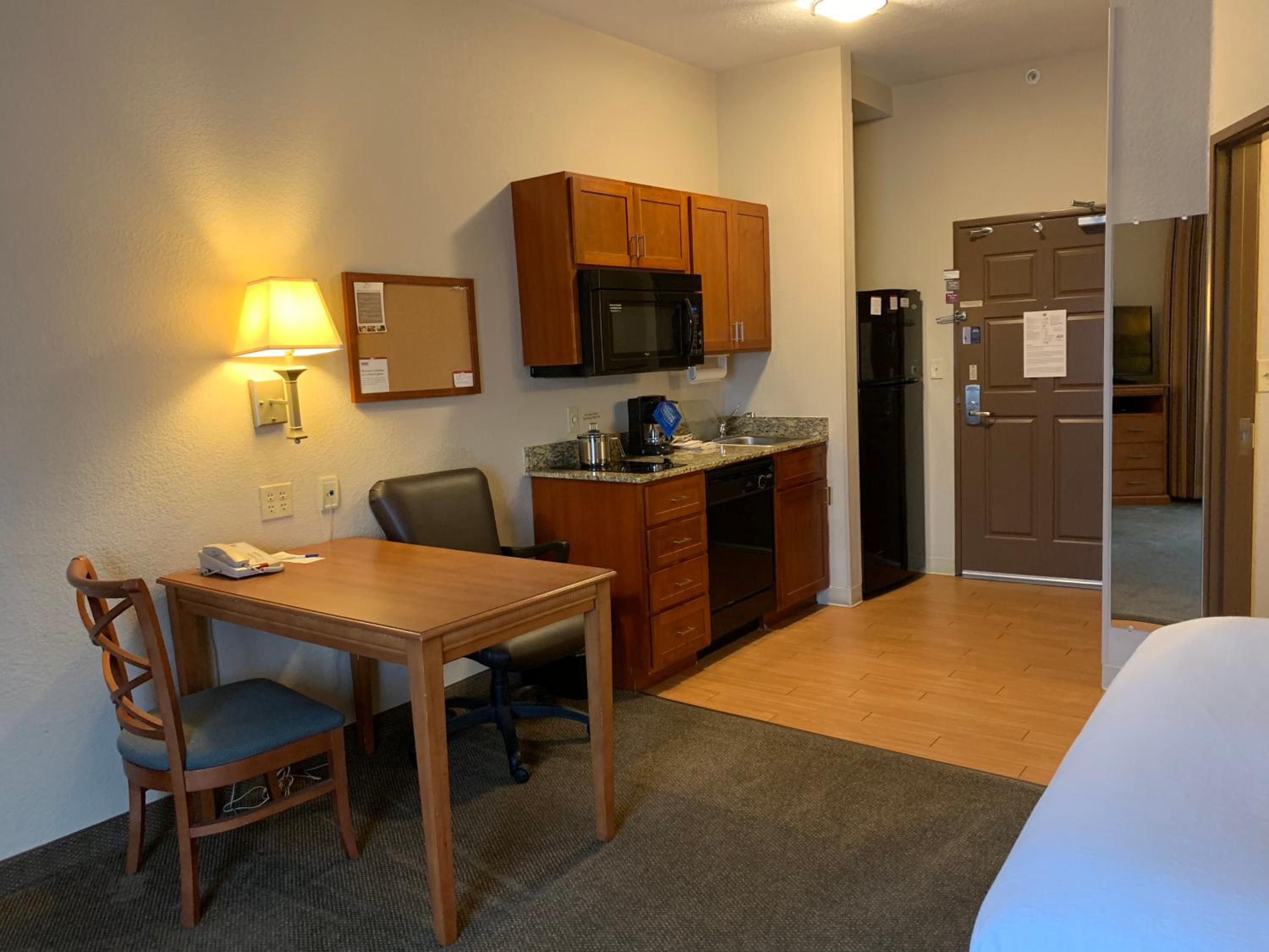 Queen Studio Suite - Photo 1