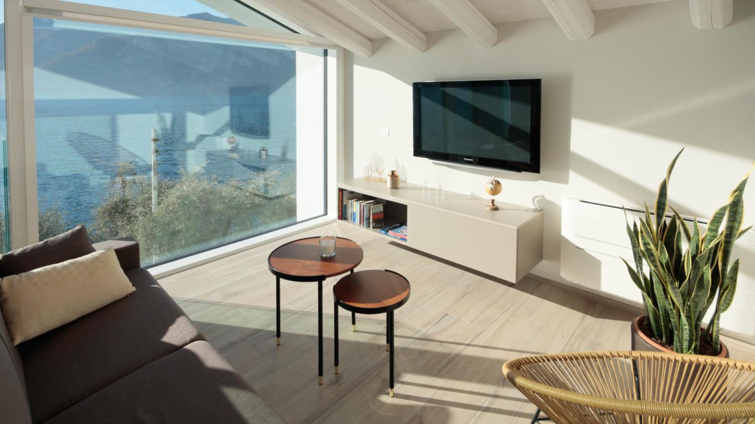 One-Bedroom Apartment with Lake View photo 1