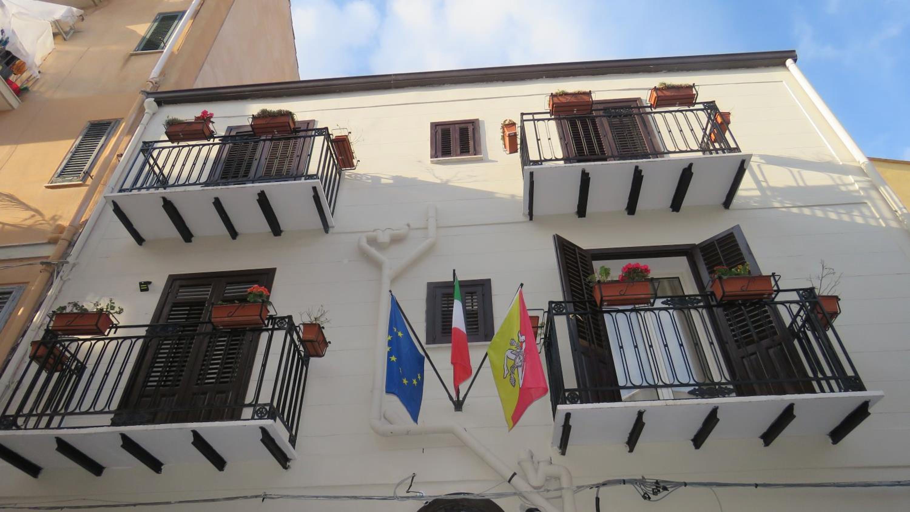 Double Room with Balcony - Photo 23