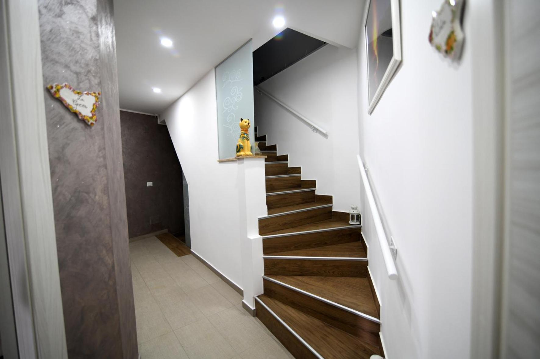 Double Room with Balcony - Photo 3