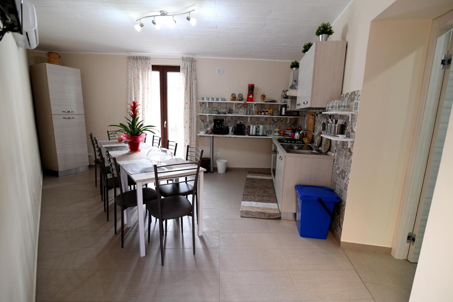 Double Room with Balcony - Photo 10