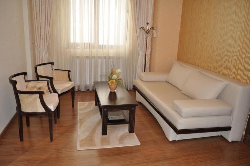 One-Bedroom Suite - Photo 6