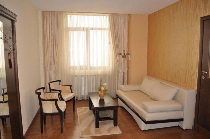 One-Bedroom Suite - Photo 2