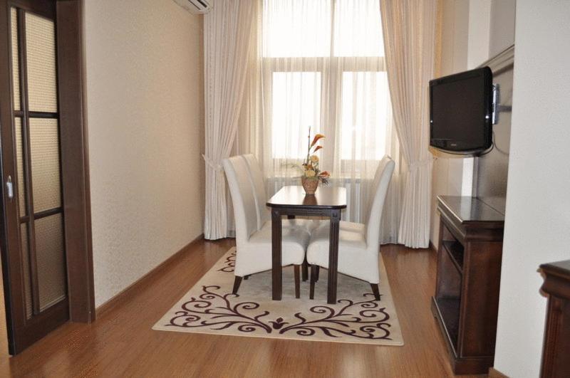 One-Bedroom Suite - Photo 4