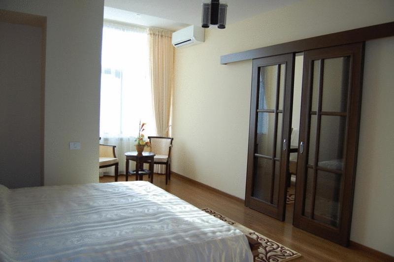 One-Bedroom Suite - Photo 3