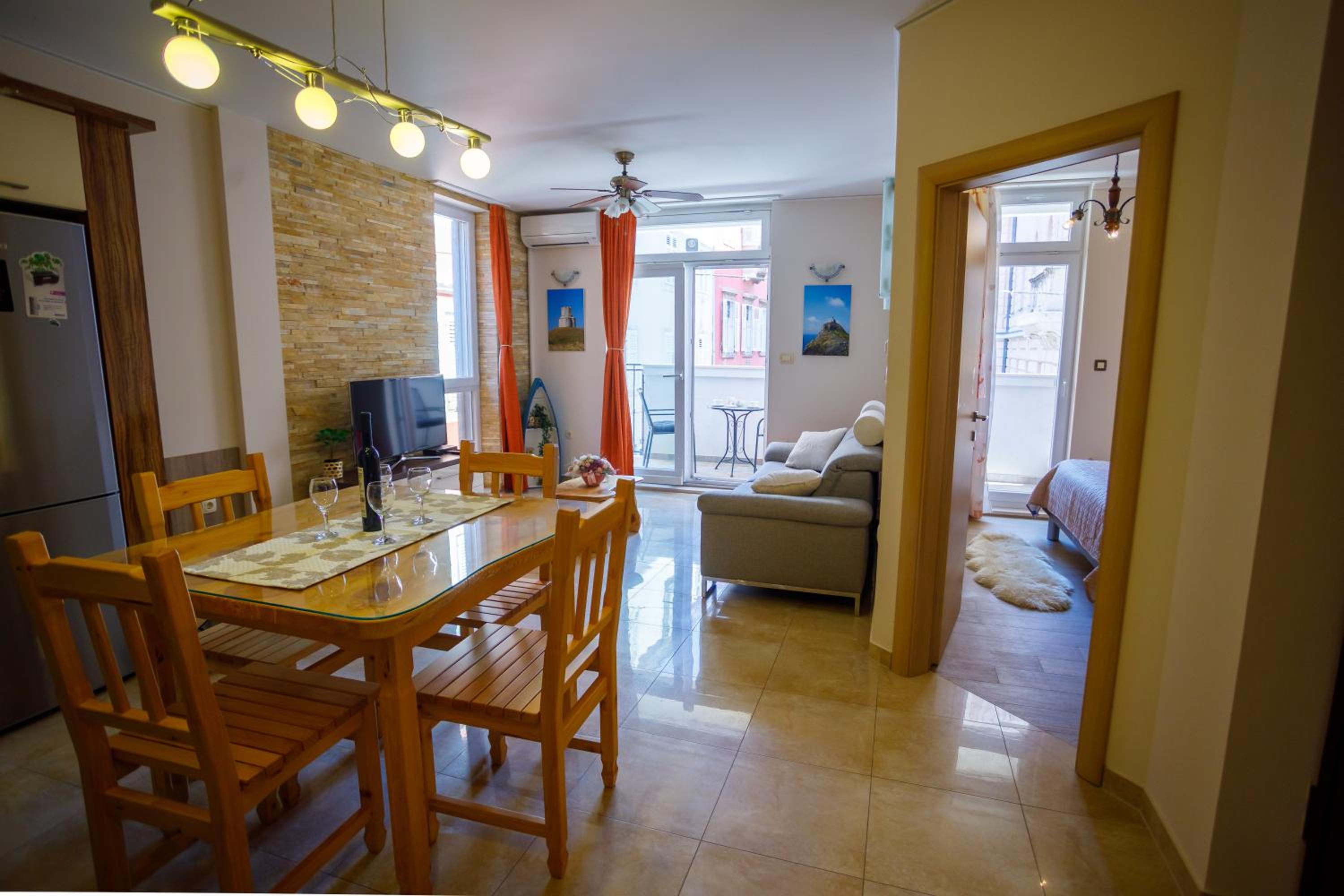 Two-Bedroom Apartment with Balcony - Photo 2