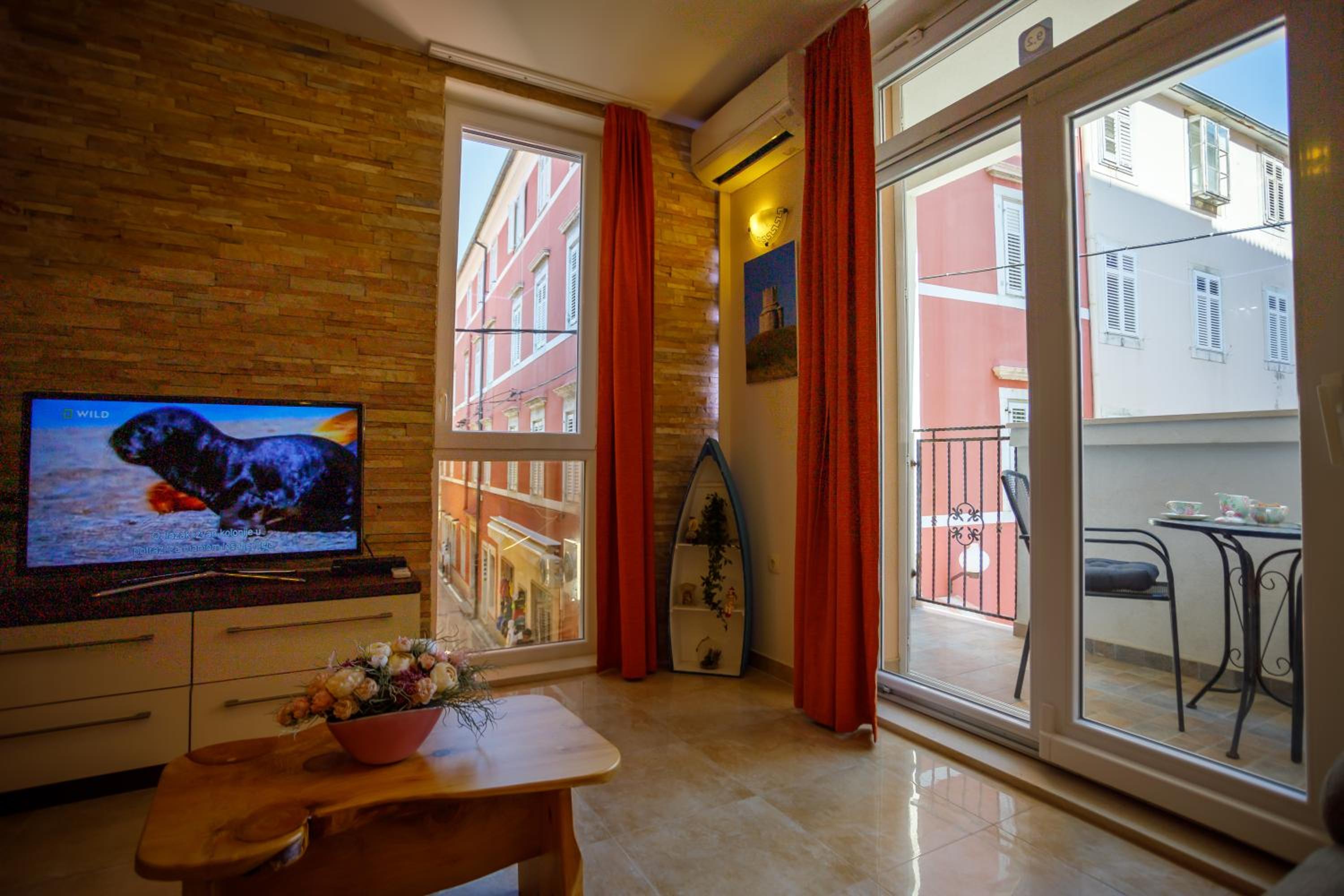 Two-Bedroom Apartment with Balcony - Photo 4