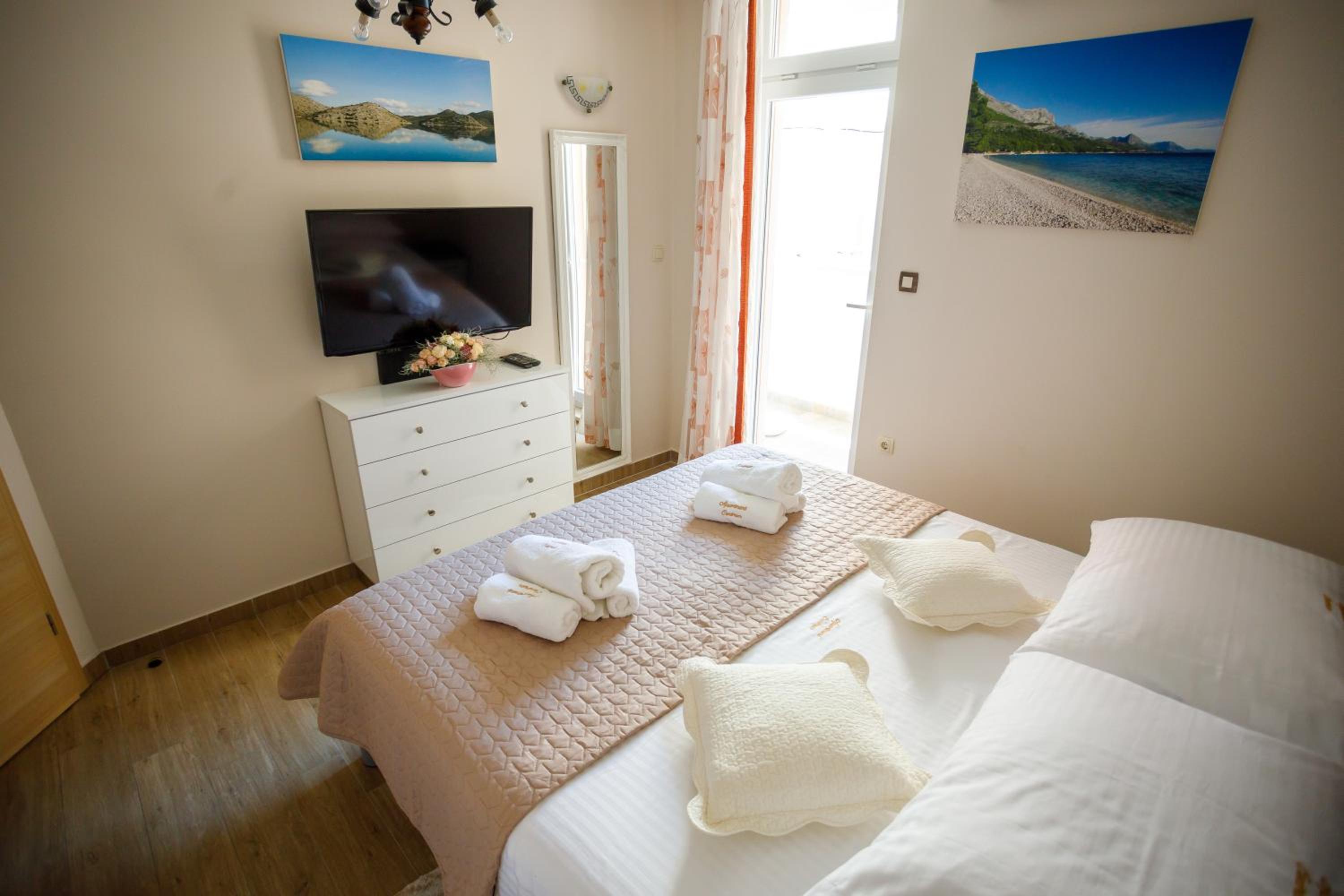 Two-Bedroom Apartment with Balcony - Photo 6