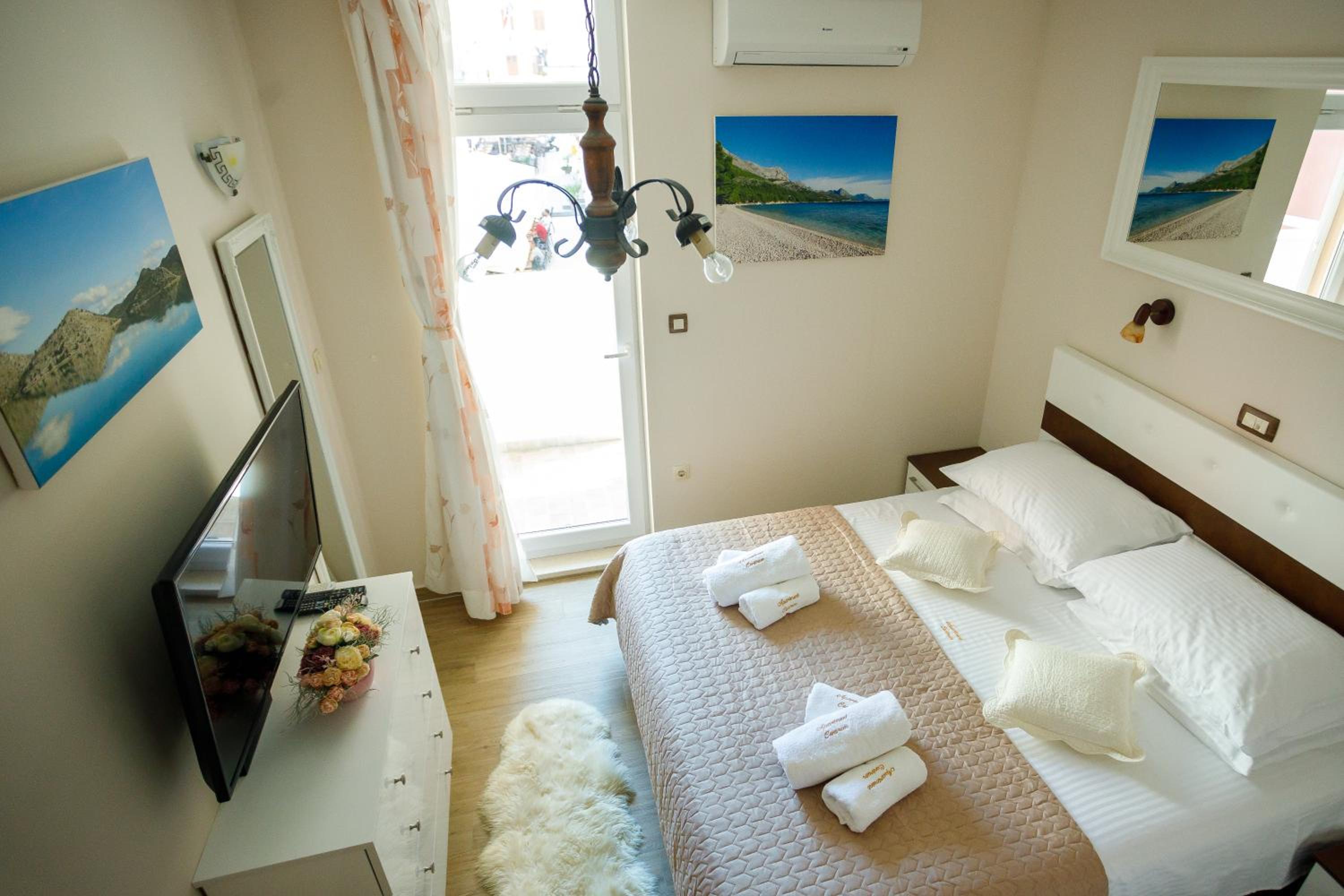 Two-Bedroom Apartment with Balcony - Photo 8