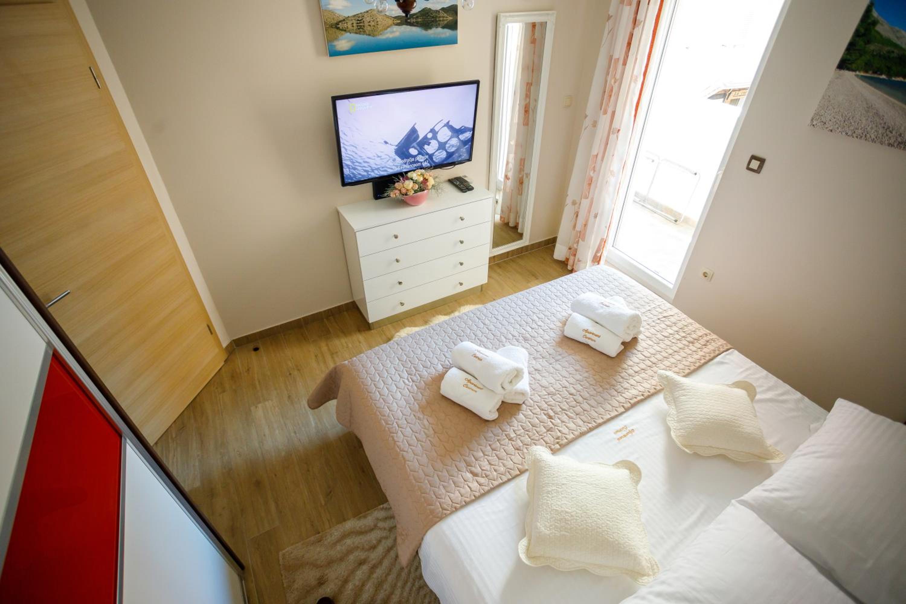 Two-Bedroom Apartment with Balcony - Photo 15