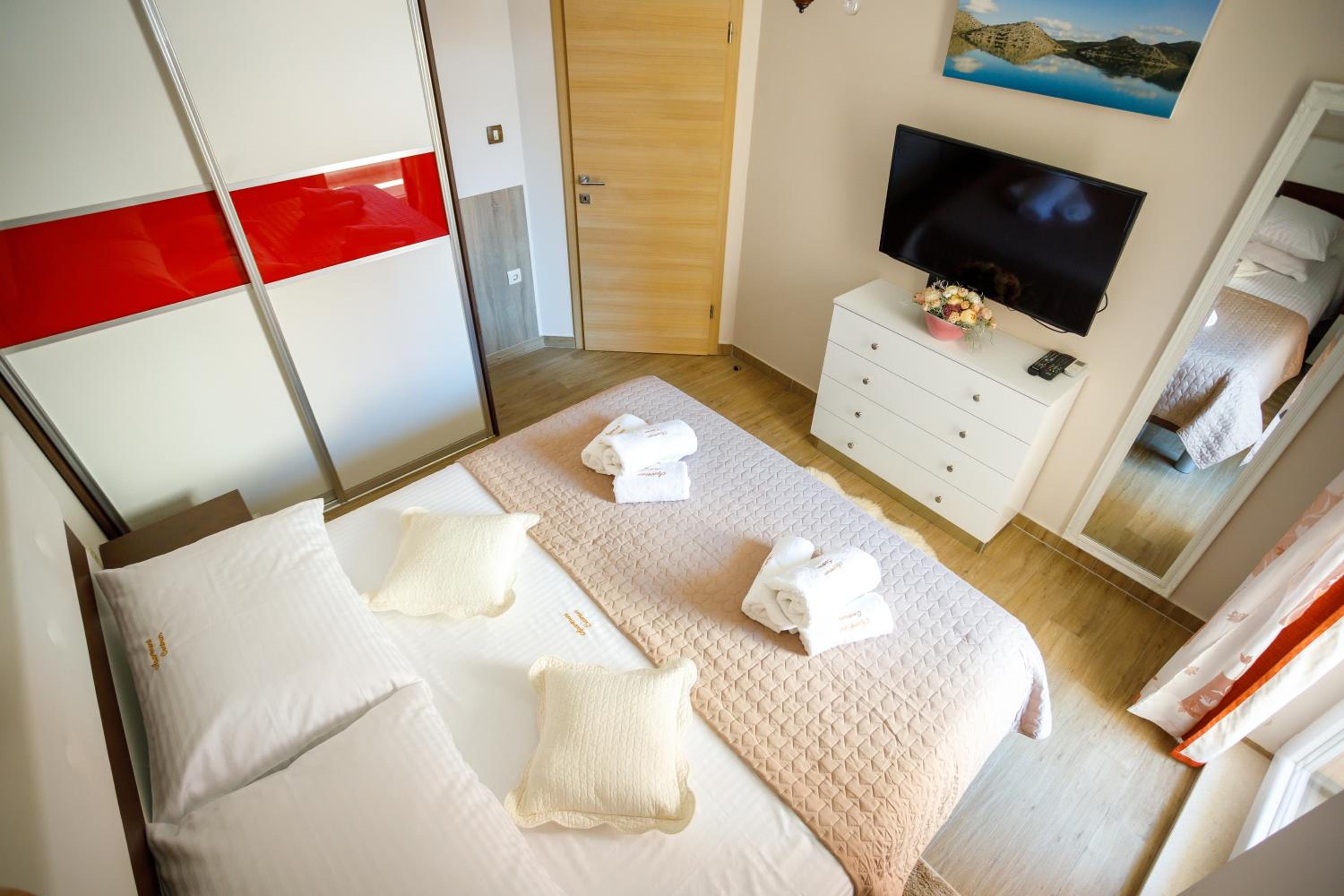 Two-Bedroom Apartment with Balcony - Photo 18