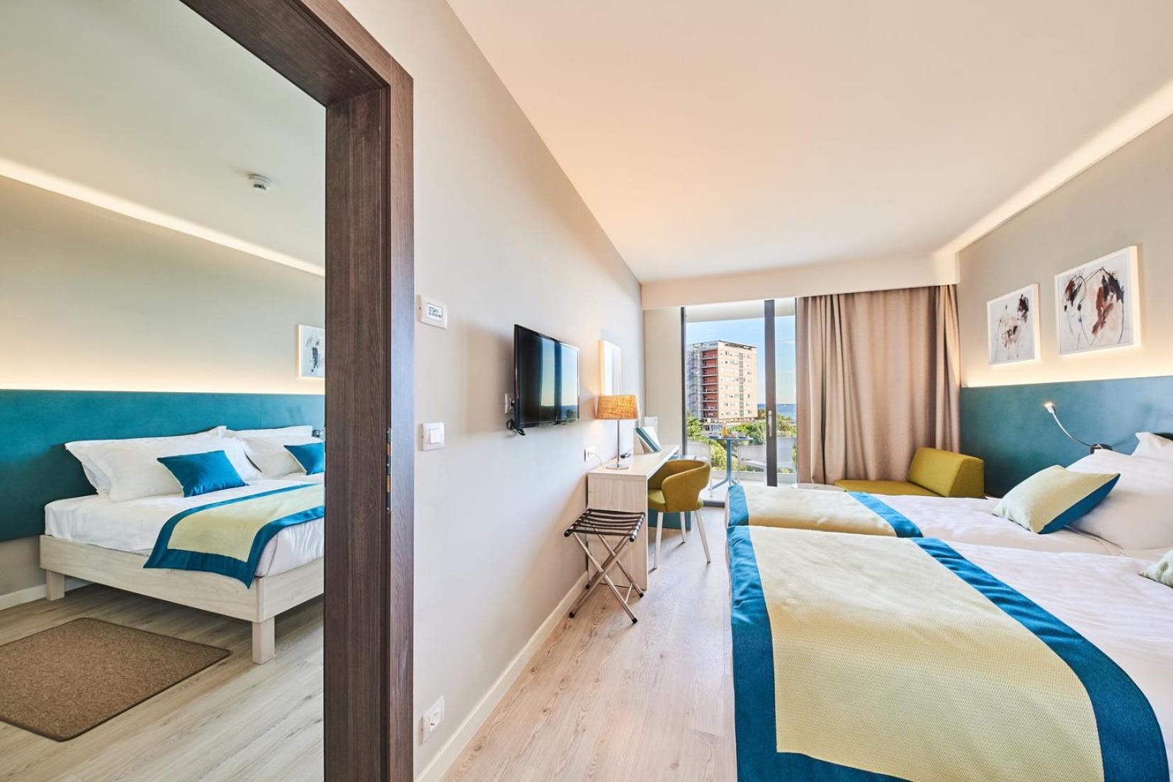 Superior Interconnecting Family Room with Balcony  photo 1