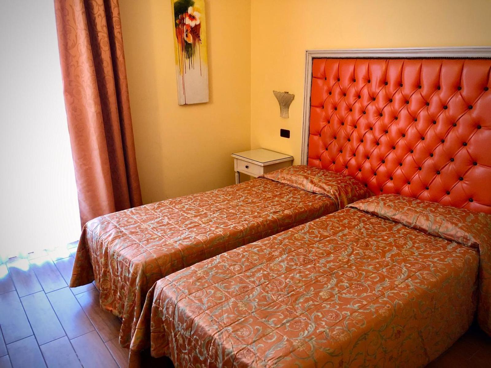 Twin Room - Photo 5