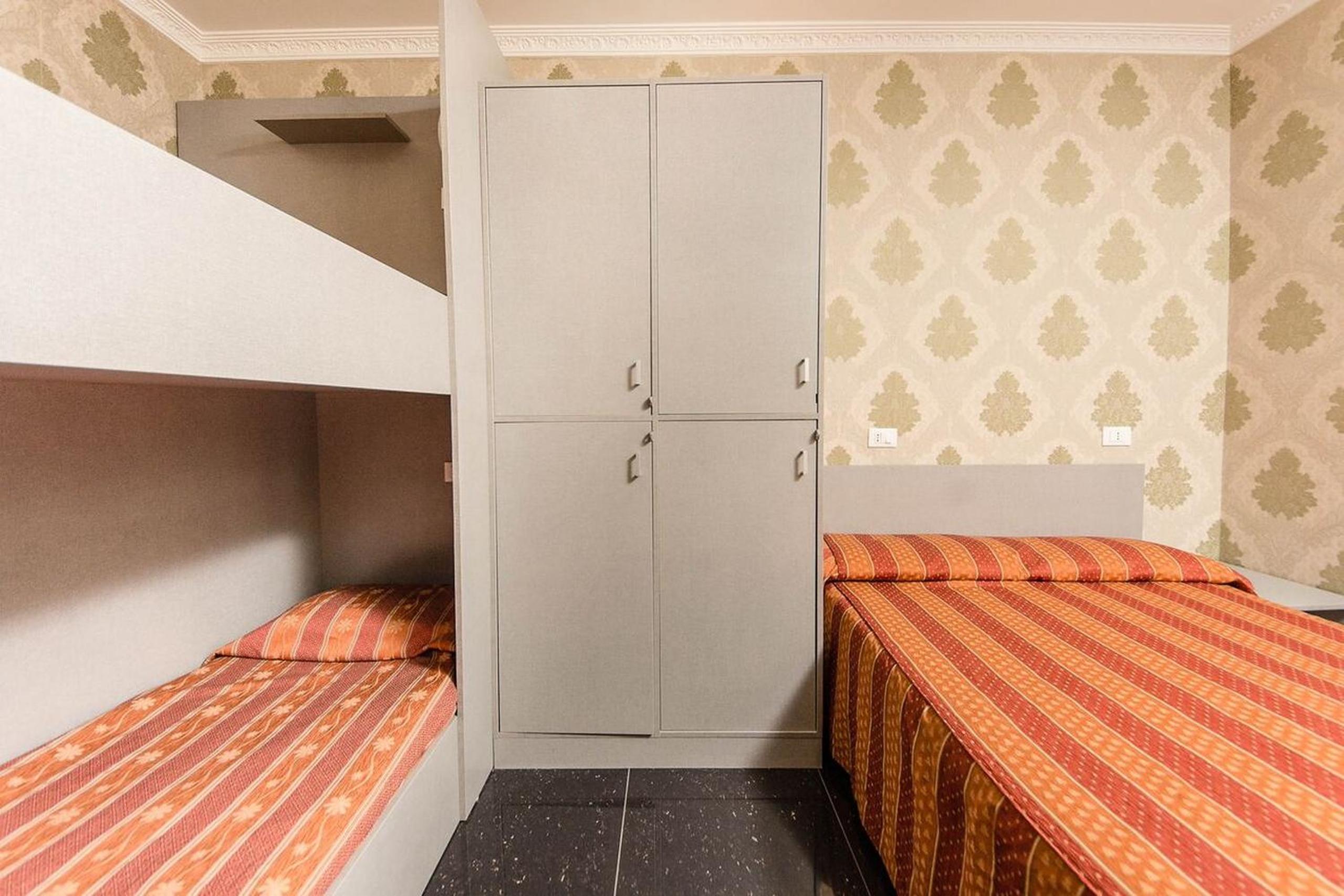Quadruple Room with Private Bathroom photo 1